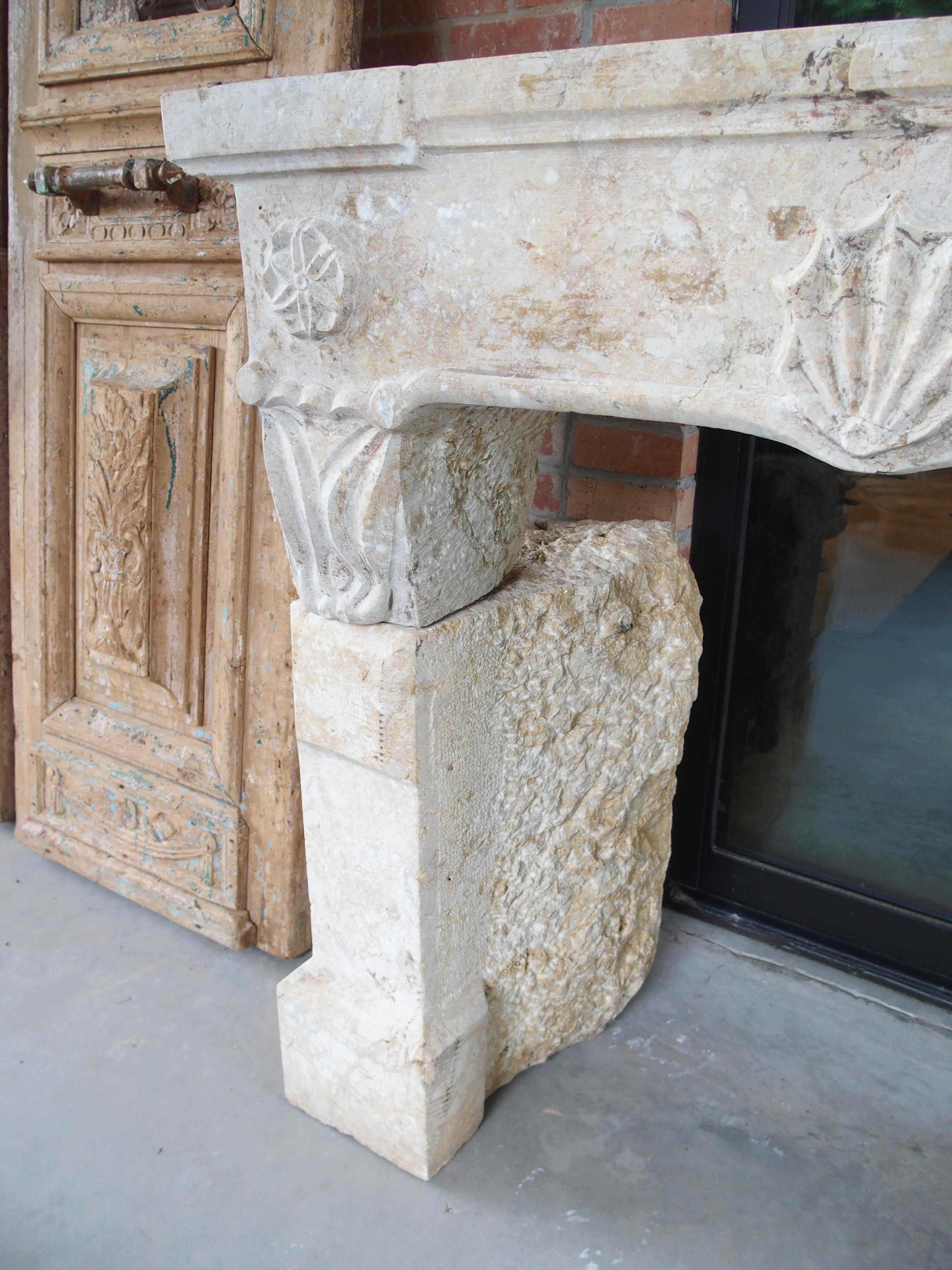 Pequeña y muy inusual chimenea antigua de piedra de Macon, Francia, principios del siglo XIX Tallado a mano en venta