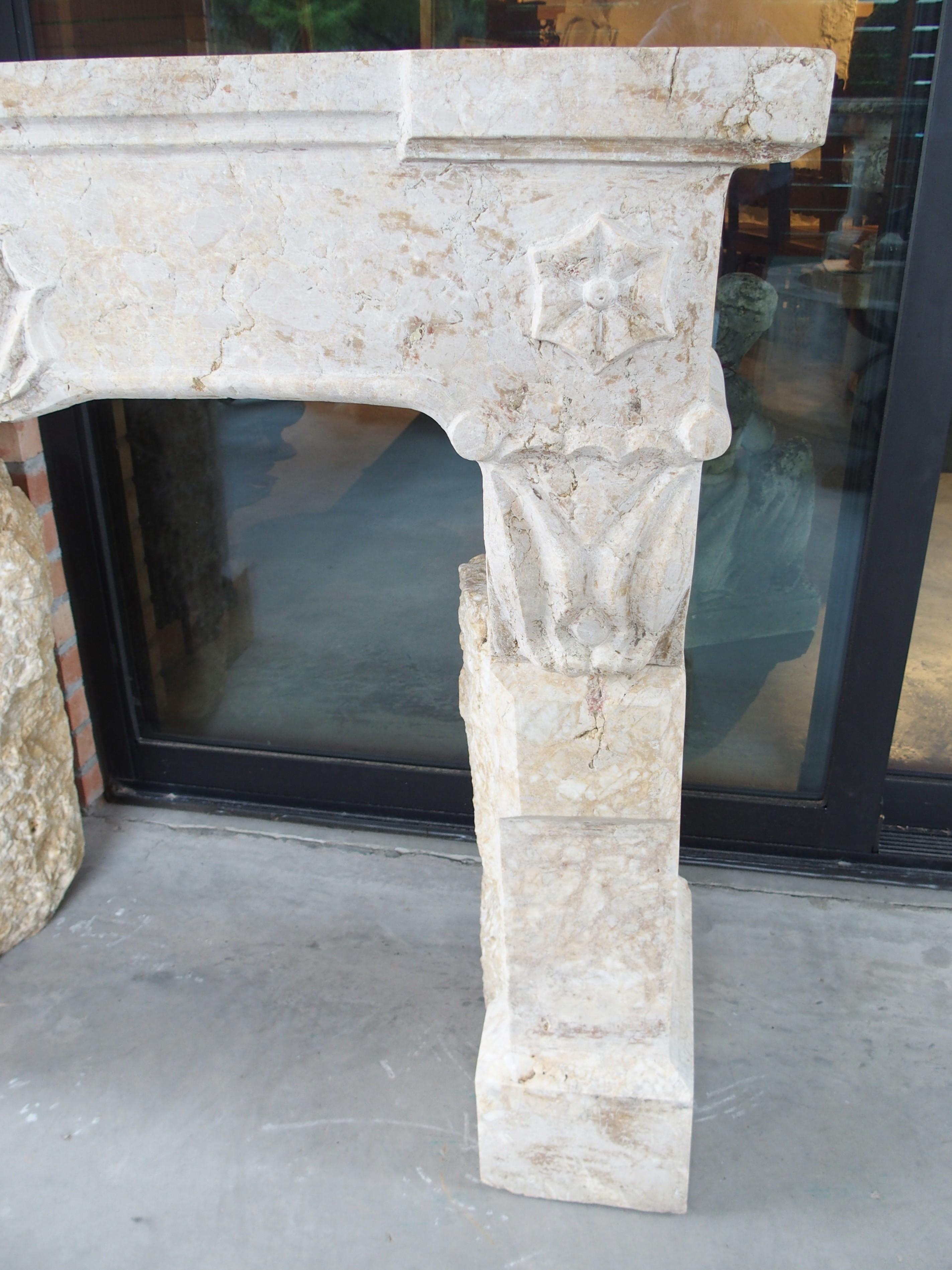 Pequeña y muy inusual chimenea antigua de piedra de Macon, Francia, principios del siglo XIX en Bueno estado para la venta en Dallas, TX