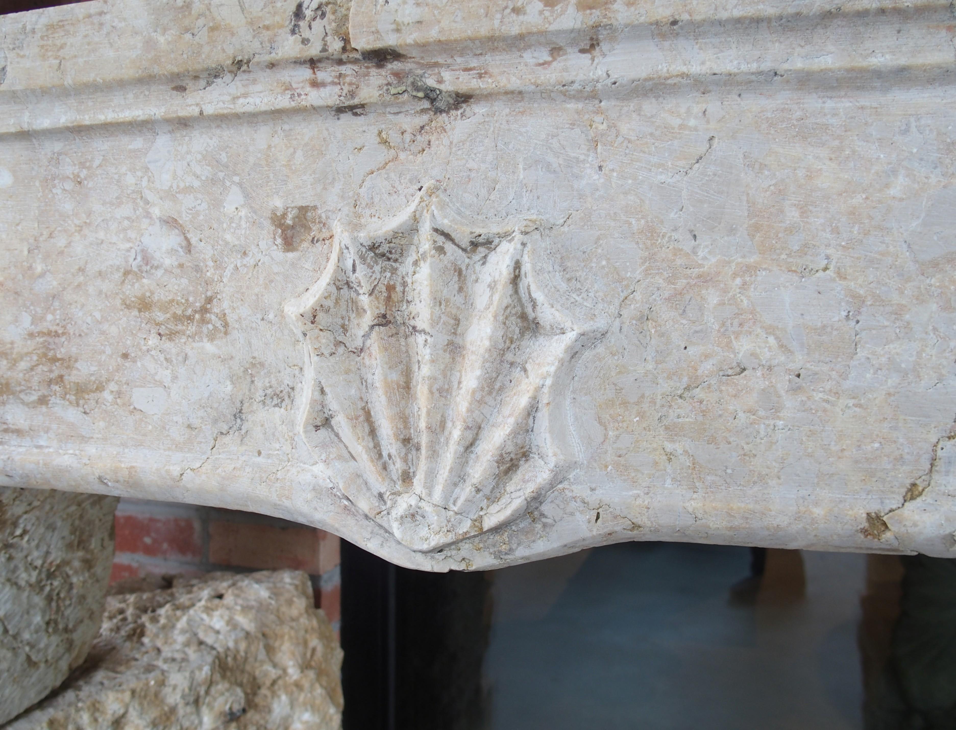 Pequeña y muy inusual chimenea antigua de piedra de Macon, Francia, principios del siglo XIX Piedra en venta