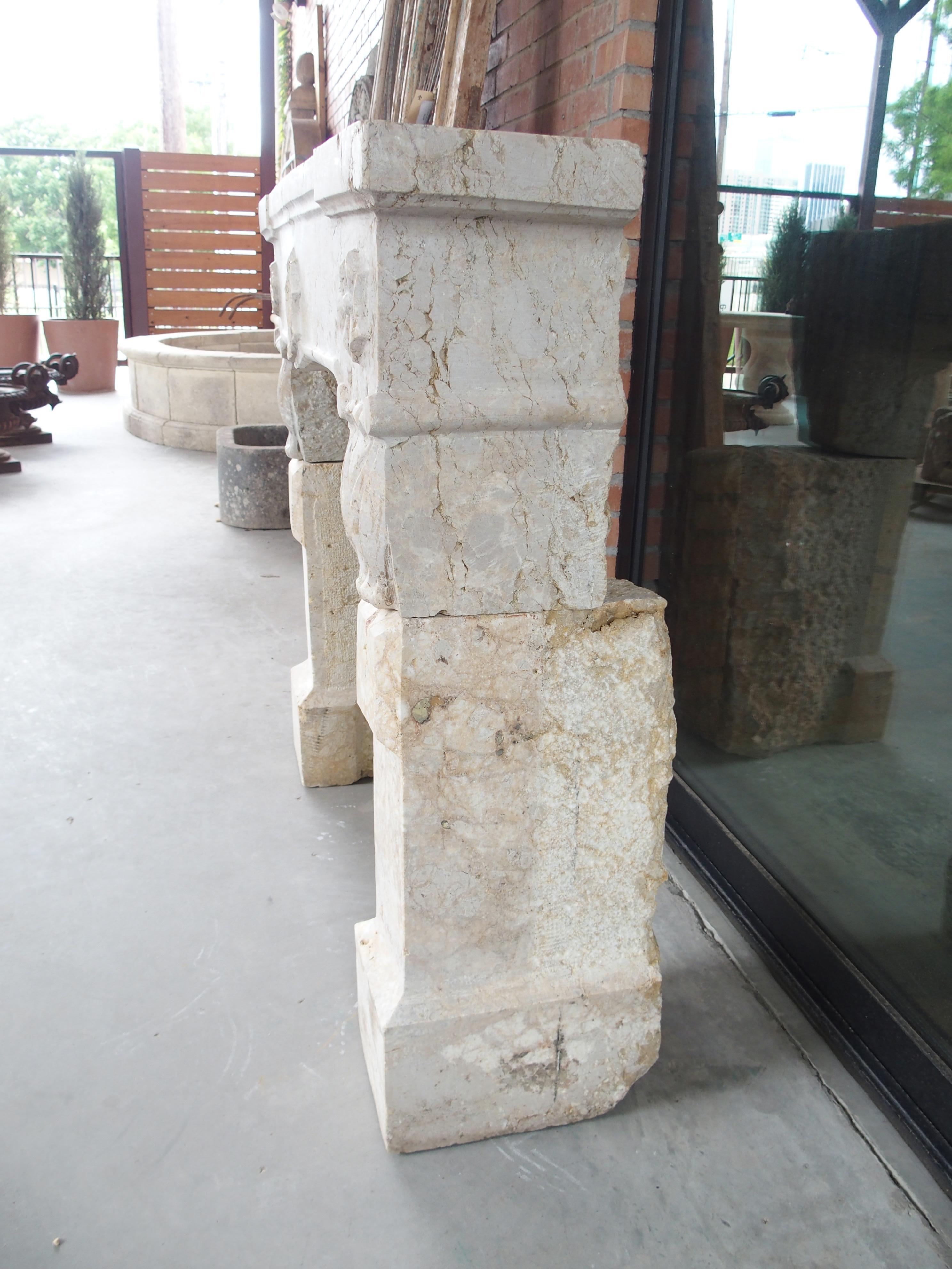 Pequeña y muy inusual chimenea antigua de piedra de Macon, Francia, principios del siglo XIX en venta 1