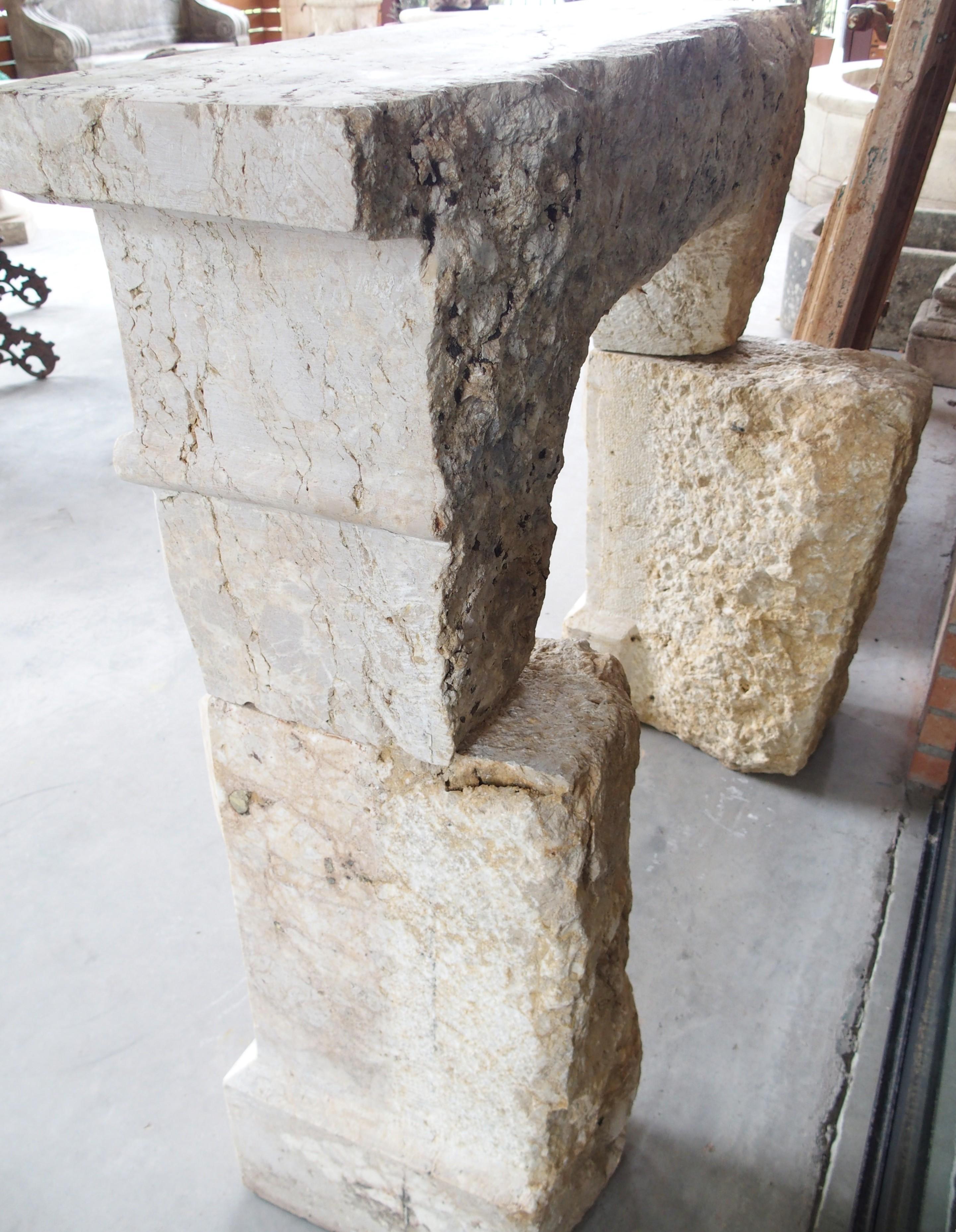 Pequeña y muy inusual chimenea antigua de piedra de Macon, Francia, principios del siglo XIX en venta 3