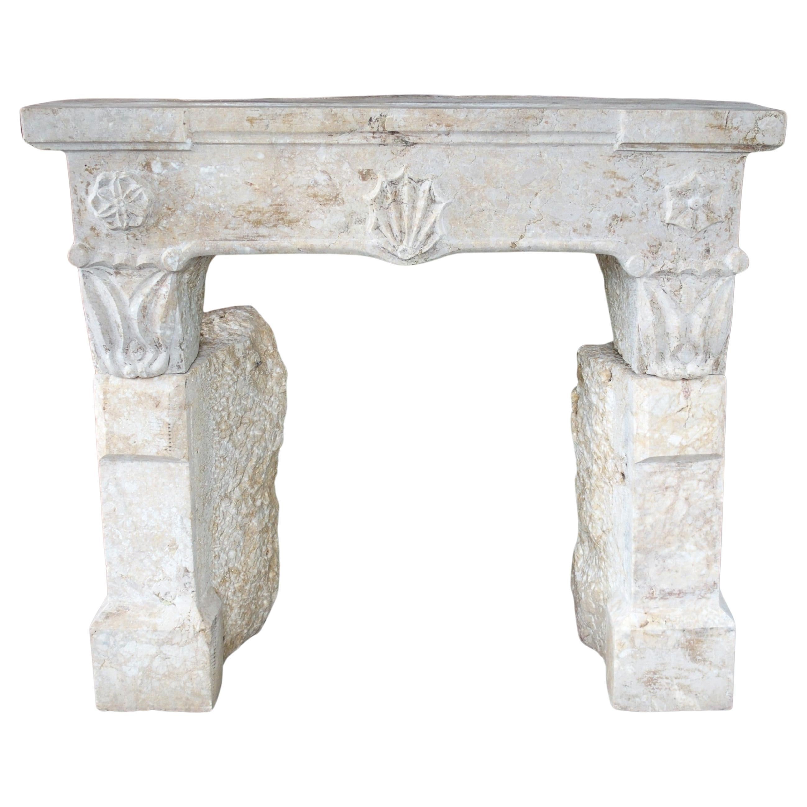 Petite cheminée ancienne très inhabituelle de Macon, France, début des années 1800