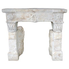 Petite cheminée ancienne très inhabituelle de Macon, France, début des années 1800