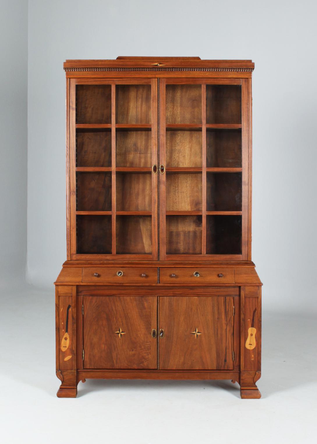 Small Art Deco display cabinet with marquetry

Germany
Walnut
Art Deco around 1920

Dimensions: H x W x D: 169 x 100 x 34 cm

Description:
Very rare and extremely delicate bookcase from the German Art Deco.

The two-door base is decorated