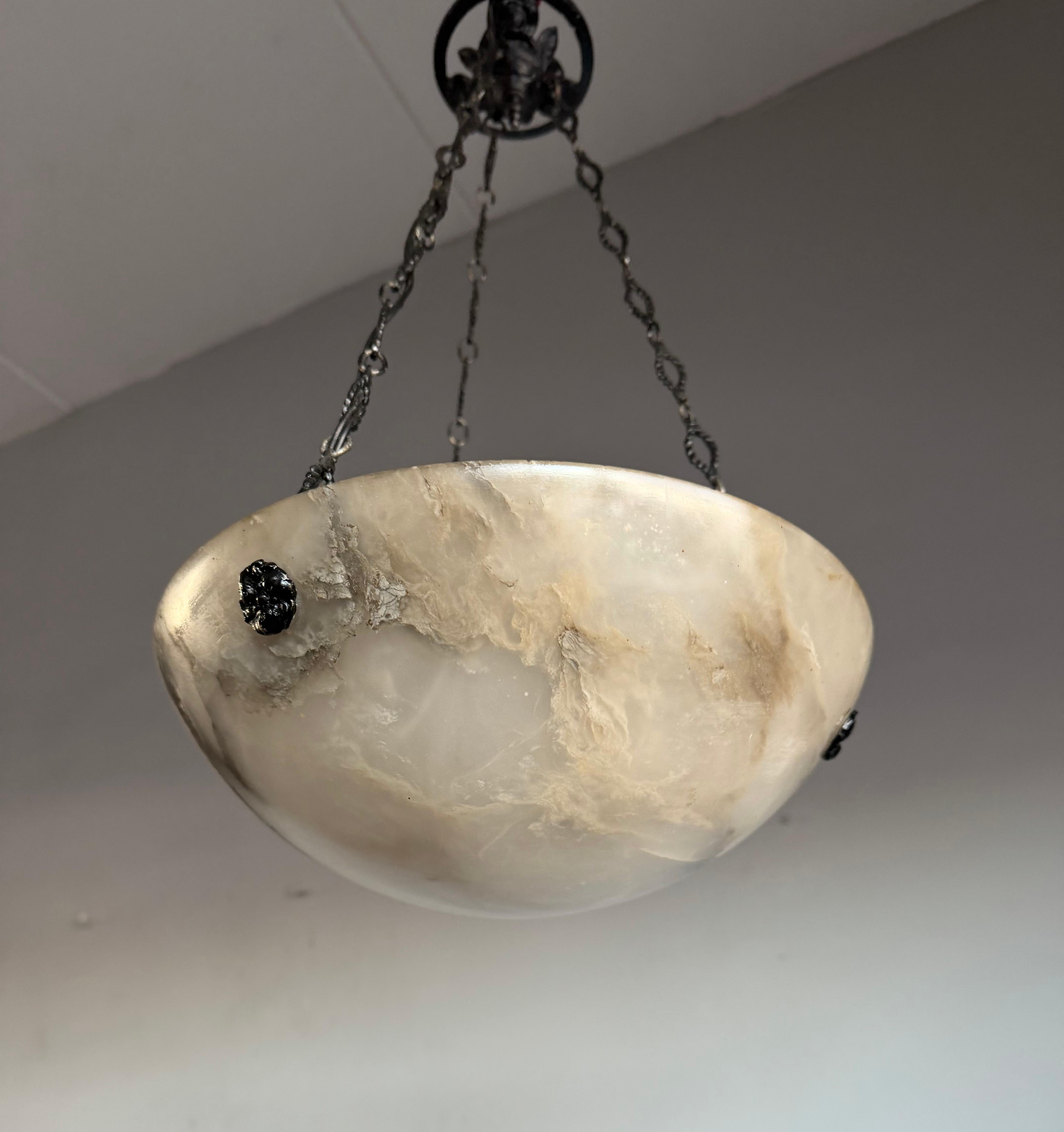 Petit luminaire Art Déco en albâtre blanc avec chaînes et baldaquin, de style Timeless-art en vente 2