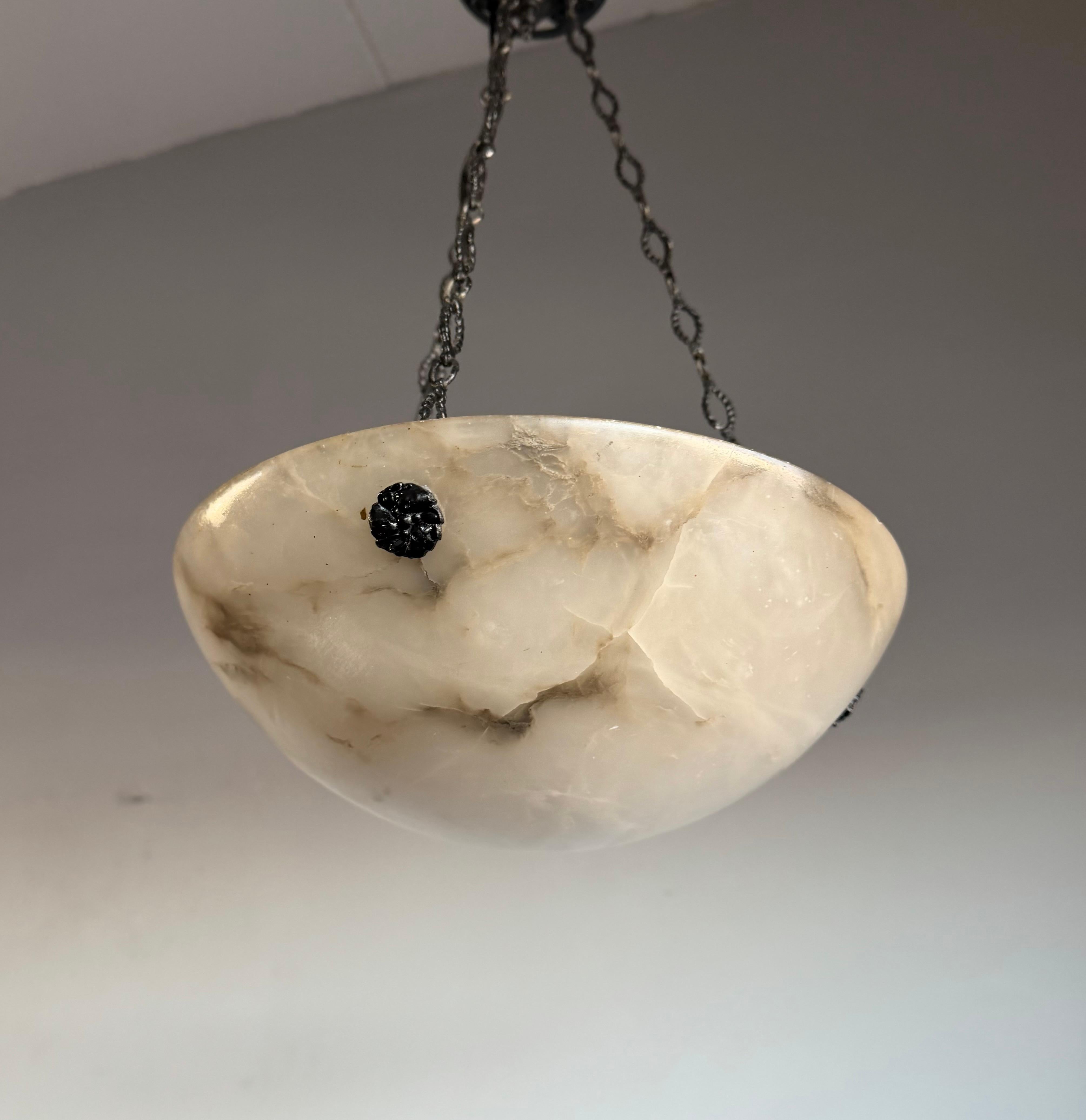 Petit luminaire Art Déco en albâtre blanc avec chaînes et baldaquin, de style Timeless-art en vente 3