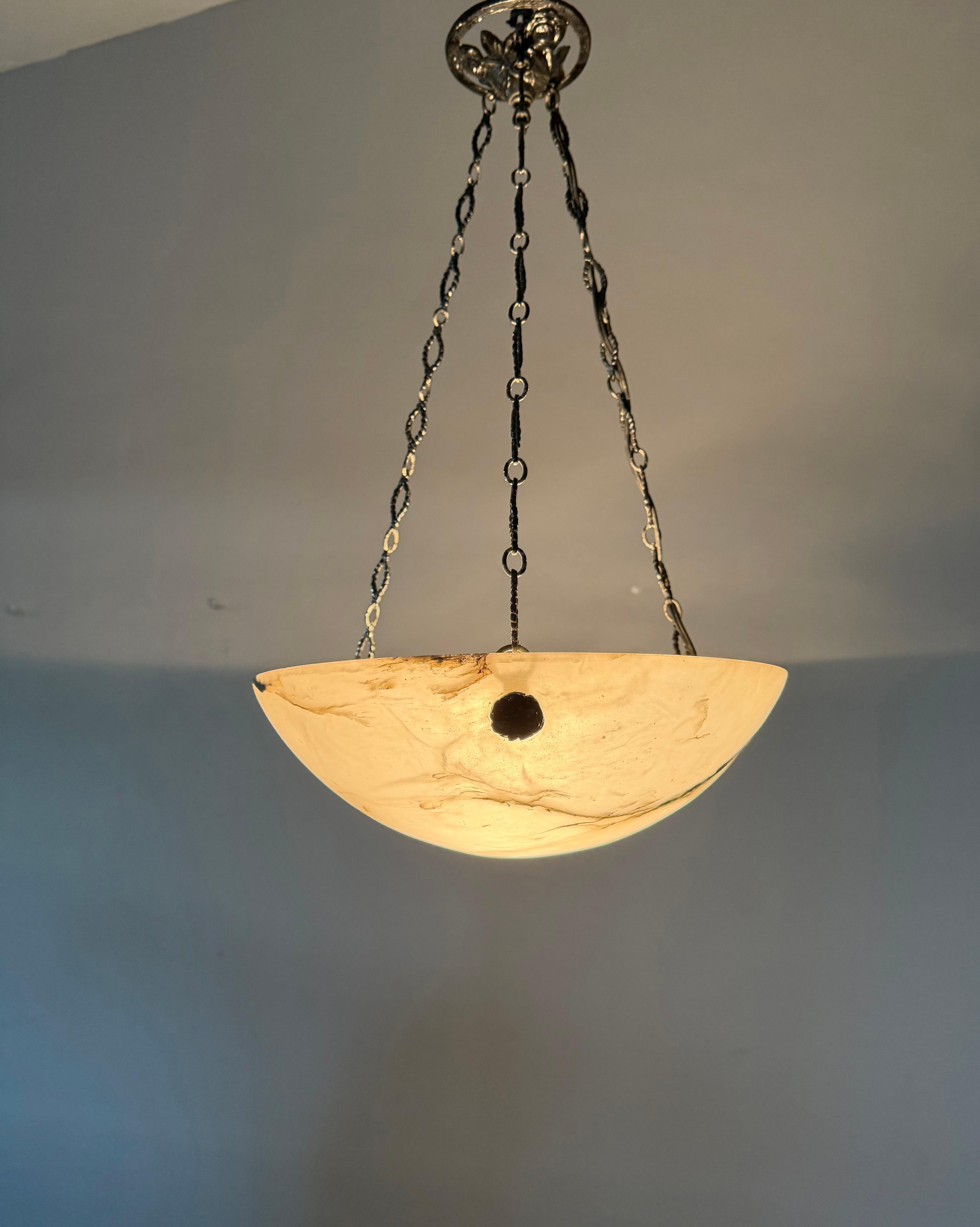 Petit luminaire Art Déco en albâtre blanc avec chaînes et baldaquin, de style Timeless-art en vente 4