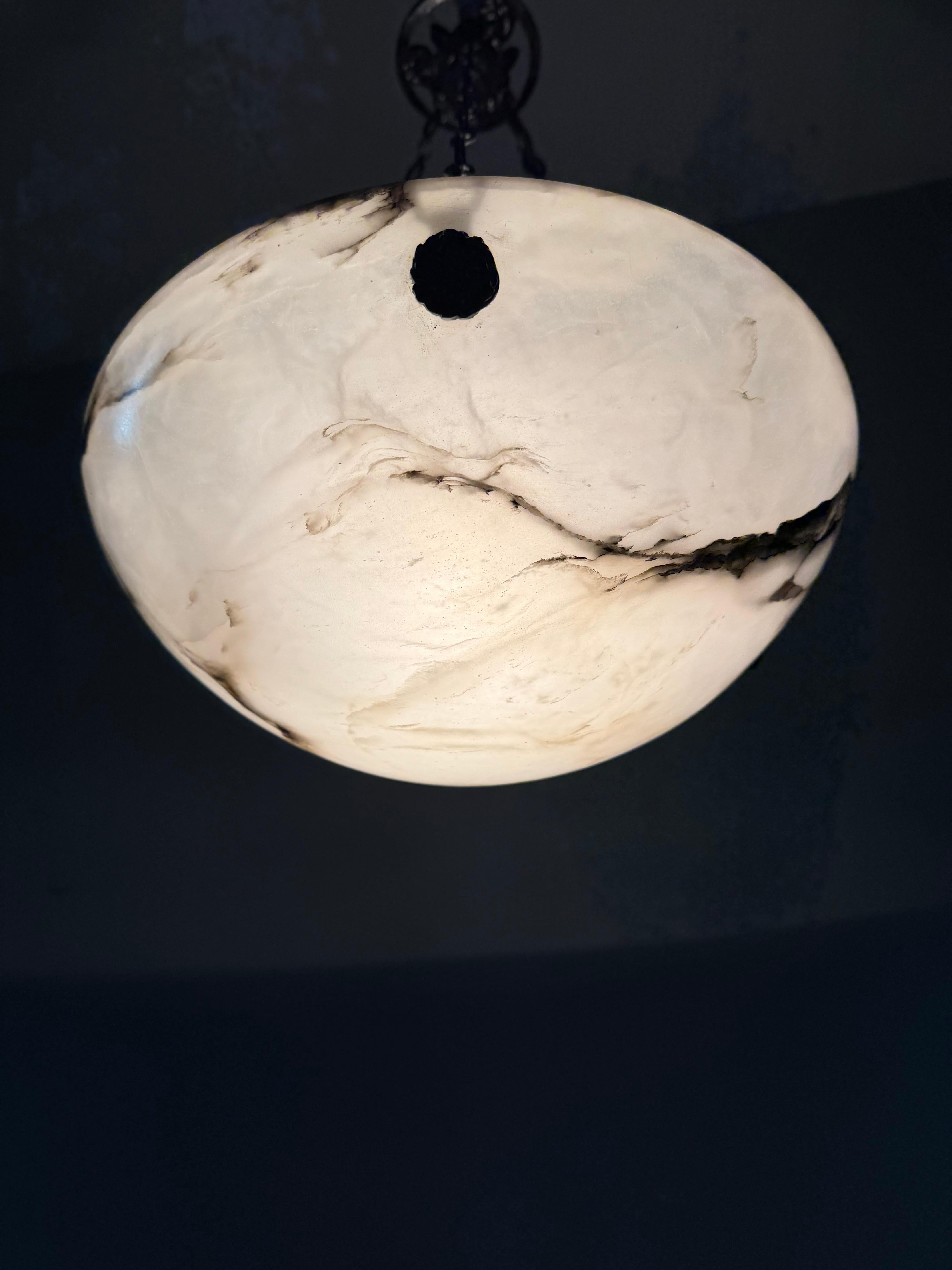 Petit luminaire Art Déco en albâtre blanc avec chaînes et baldaquin, de style Timeless-art en vente 5