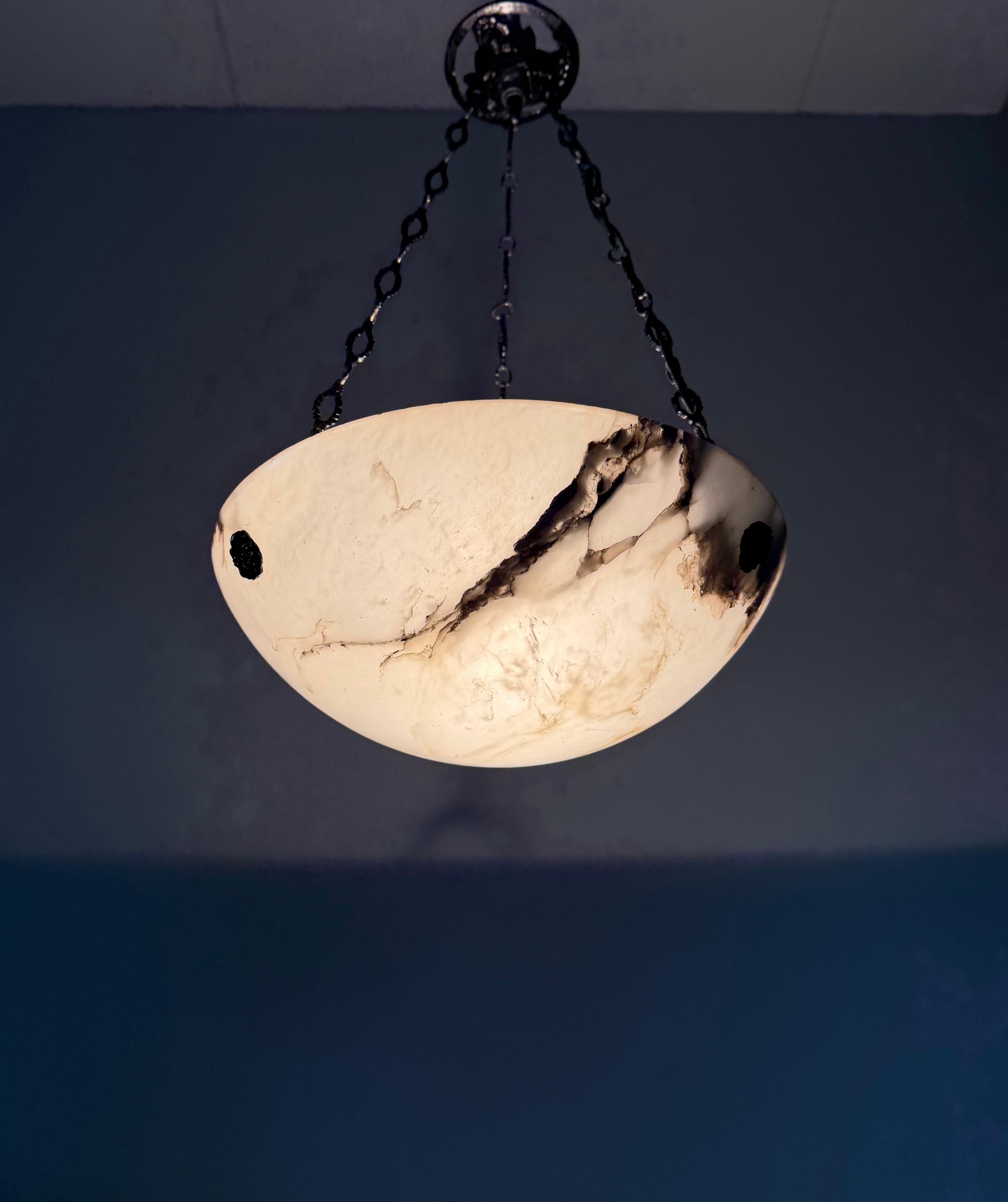 Petit luminaire Art Déco en albâtre blanc avec chaînes et baldaquin, de style Timeless-art en vente 6