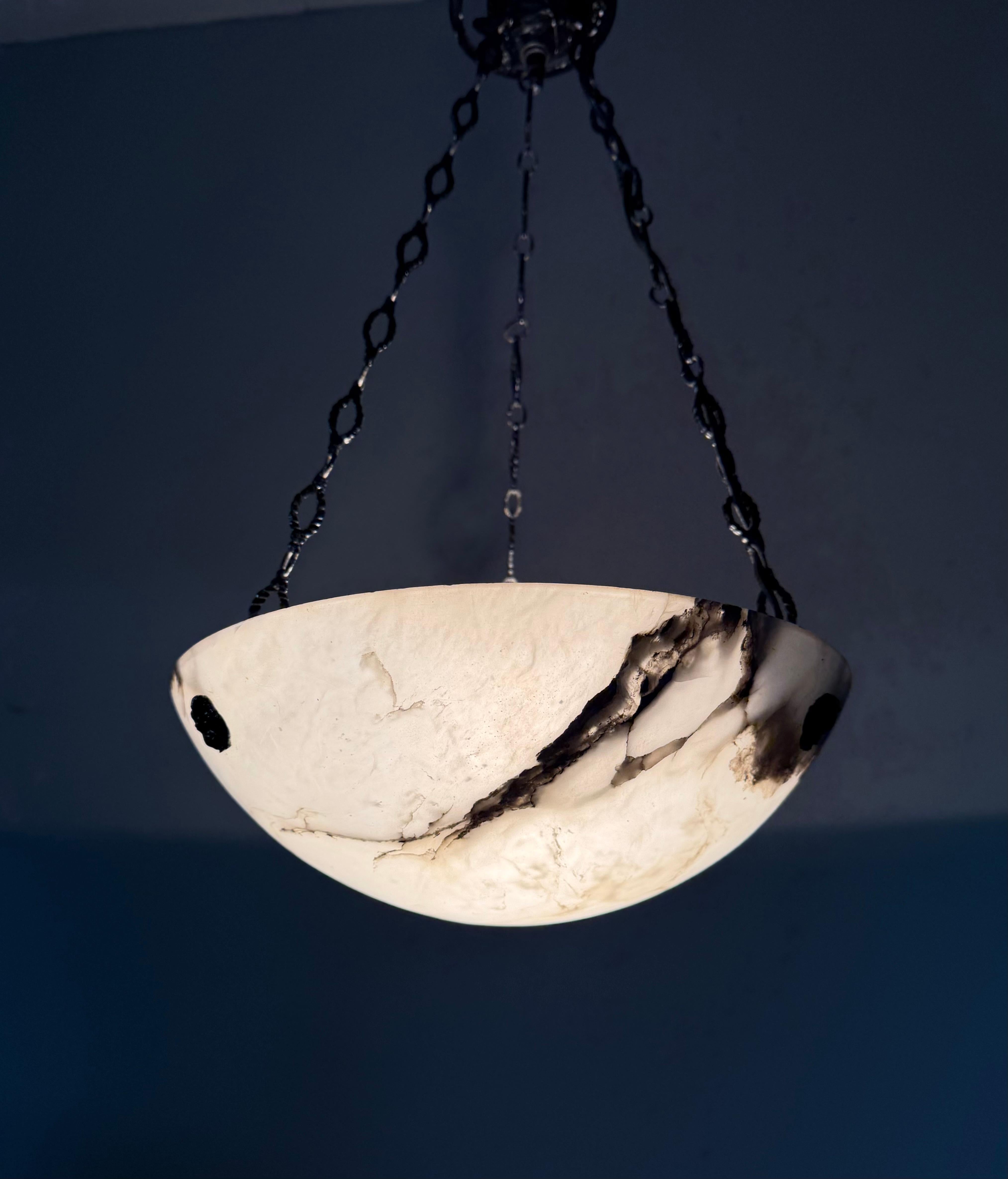 Petit luminaire Art Déco en albâtre blanc avec chaînes et baldaquin, de style Timeless-art en vente 7