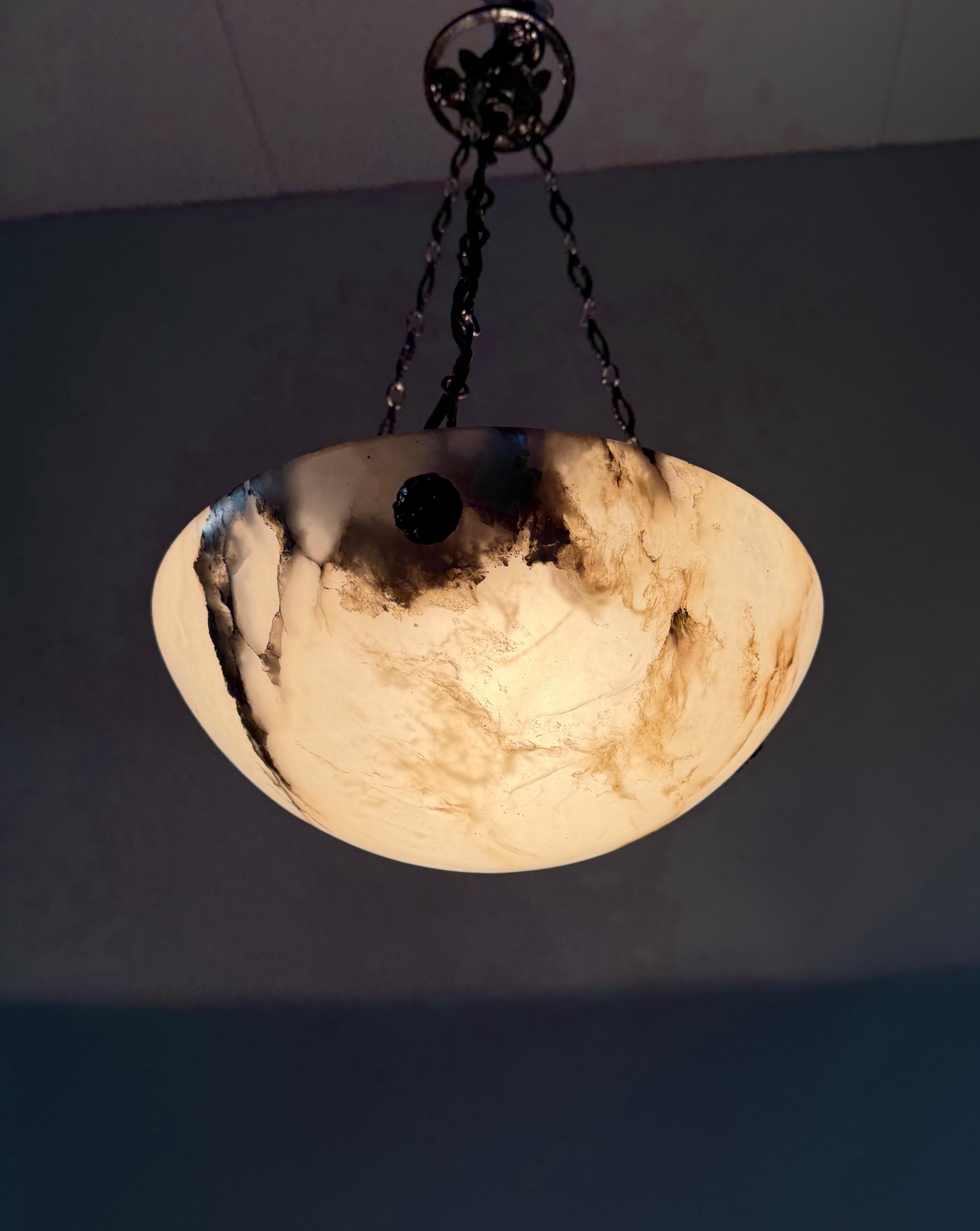 Petit luminaire Art Déco en albâtre blanc avec chaînes et baldaquin, de style Timeless-art en vente 9