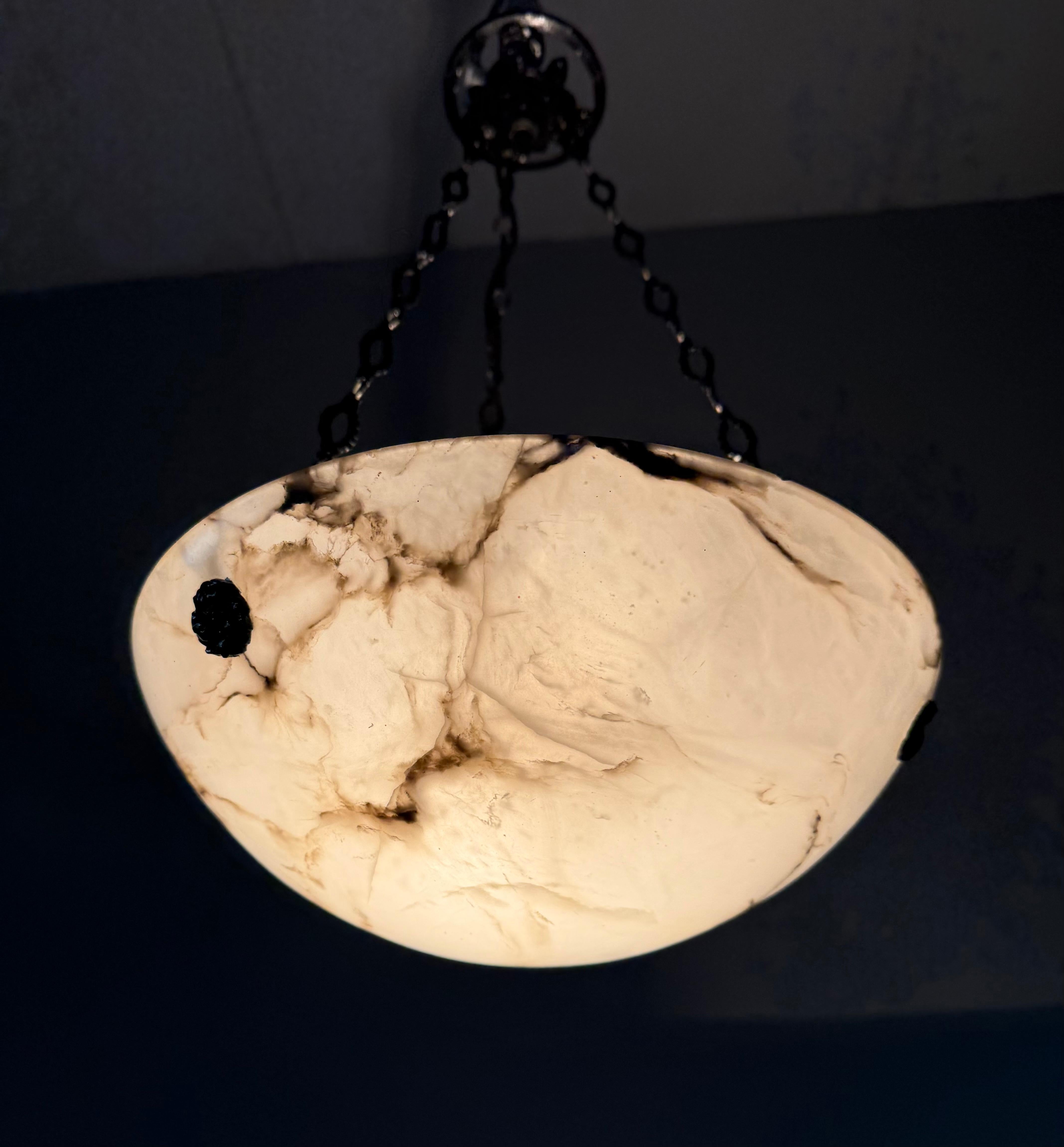 Petit luminaire Art Déco en albâtre blanc avec chaînes et baldaquin, de style Timeless-art en vente 10