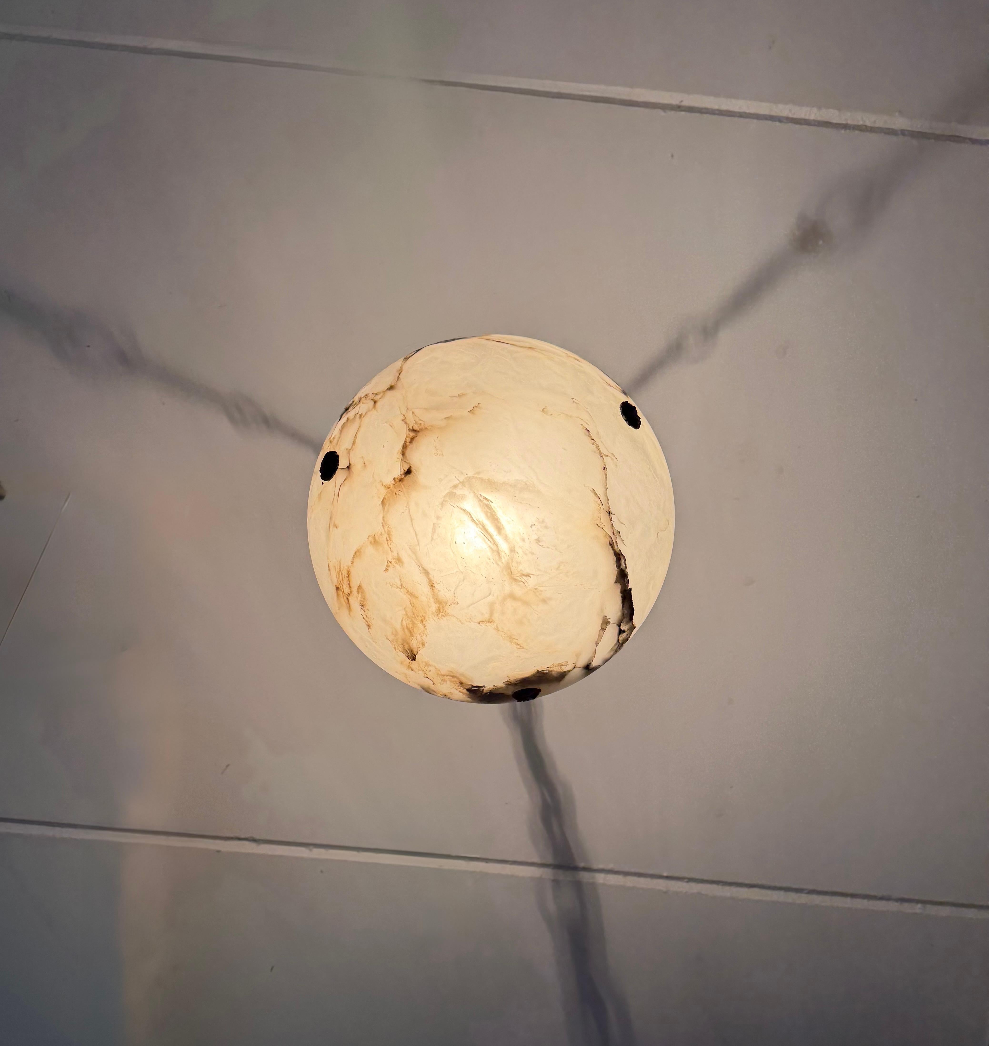 Petit luminaire Art Déco en albâtre blanc avec chaînes et baldaquin, de style Timeless-art en vente 11