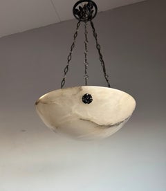 Pequeño e Intemporal Colgante Art Decó de Alabastro Blanco con Cadenas y Dosel