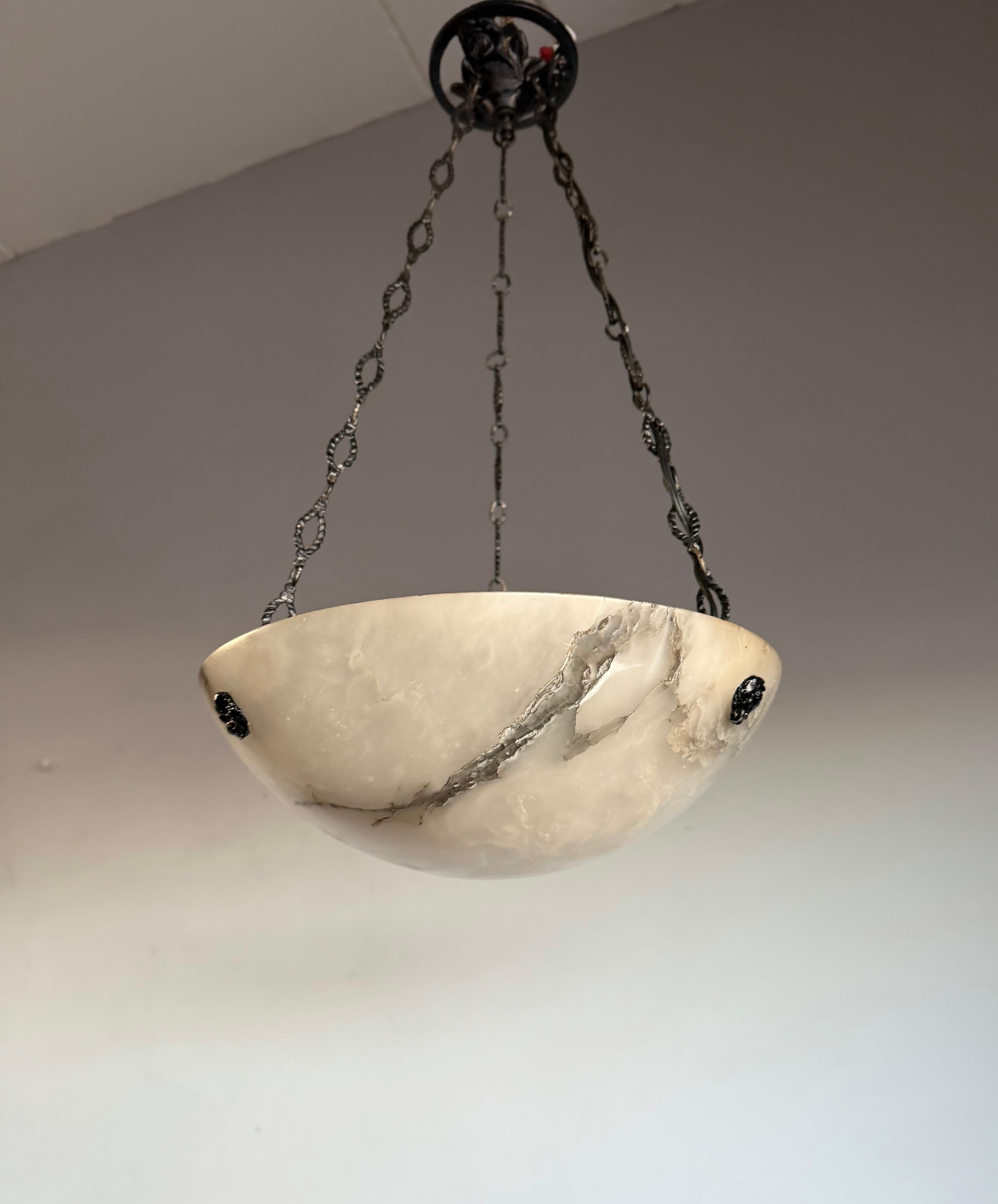 Petit luminaire Art Déco en albâtre blanc avec chaînes et baldaquin, de style Timeless-art en vente 12