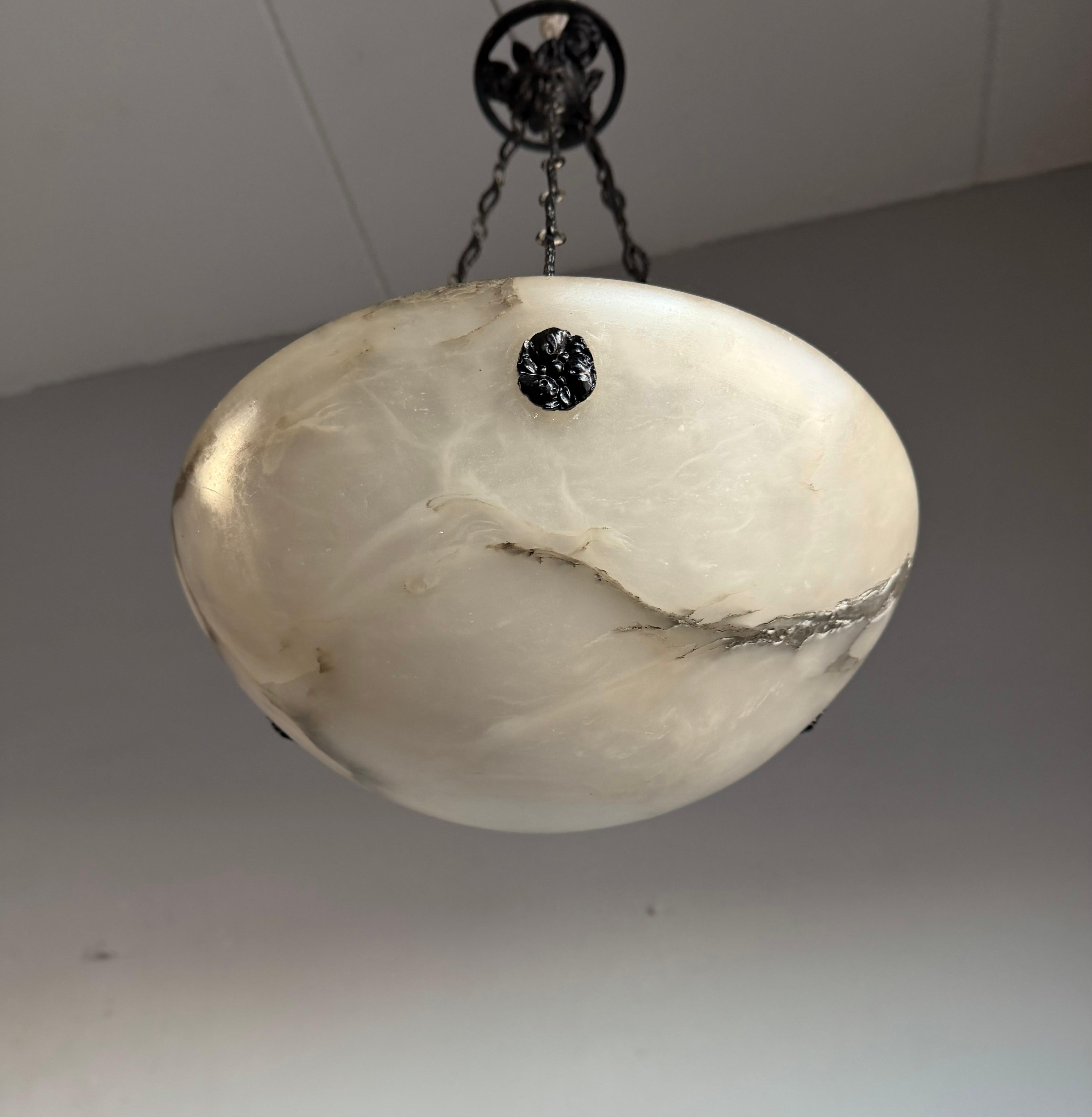 Art déco Petit luminaire Art Déco en albâtre blanc avec chaînes et baldaquin, de style Timeless-art en vente