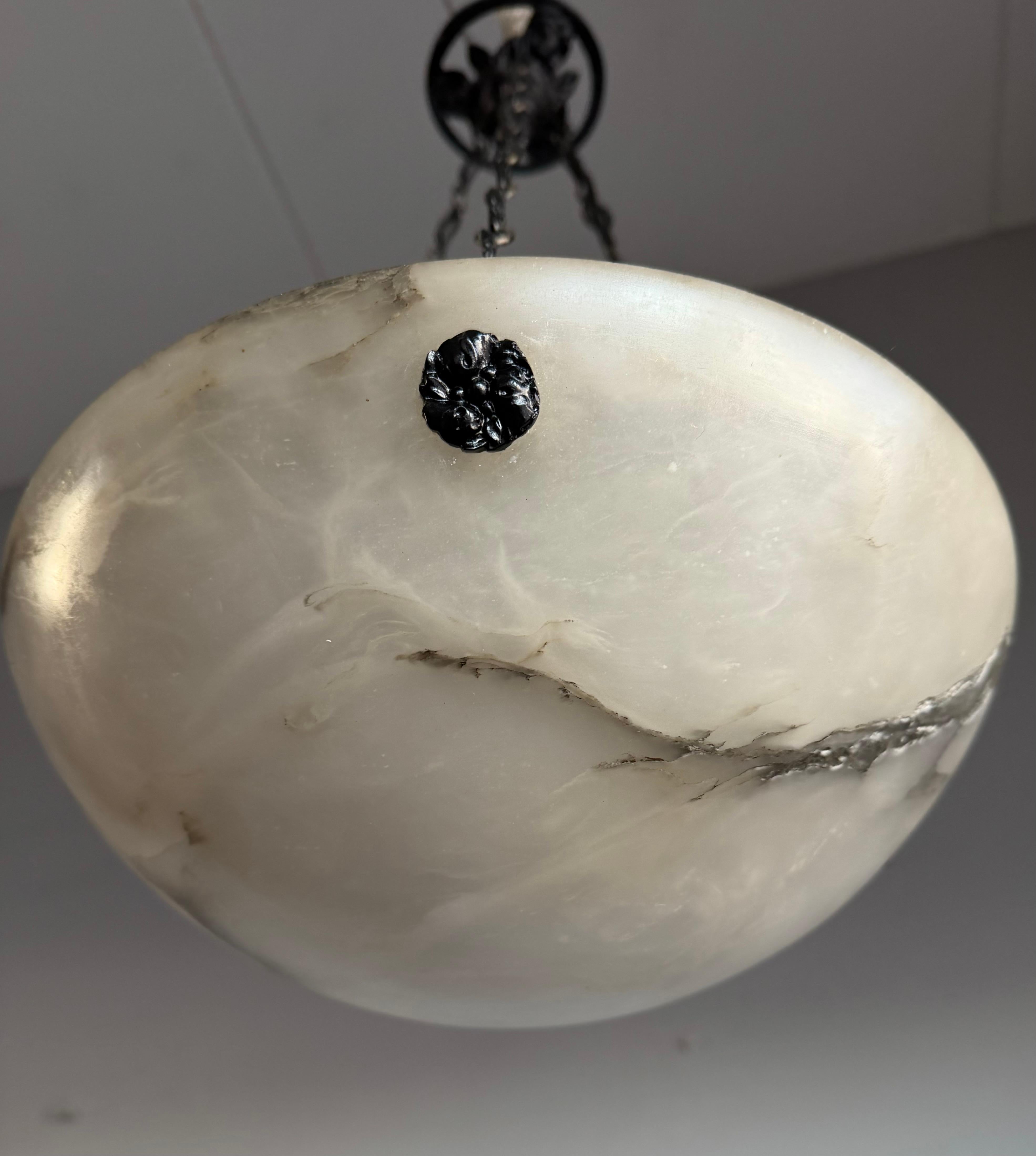 Européen Petit luminaire Art Déco en albâtre blanc avec chaînes et baldaquin, de style Timeless-art en vente