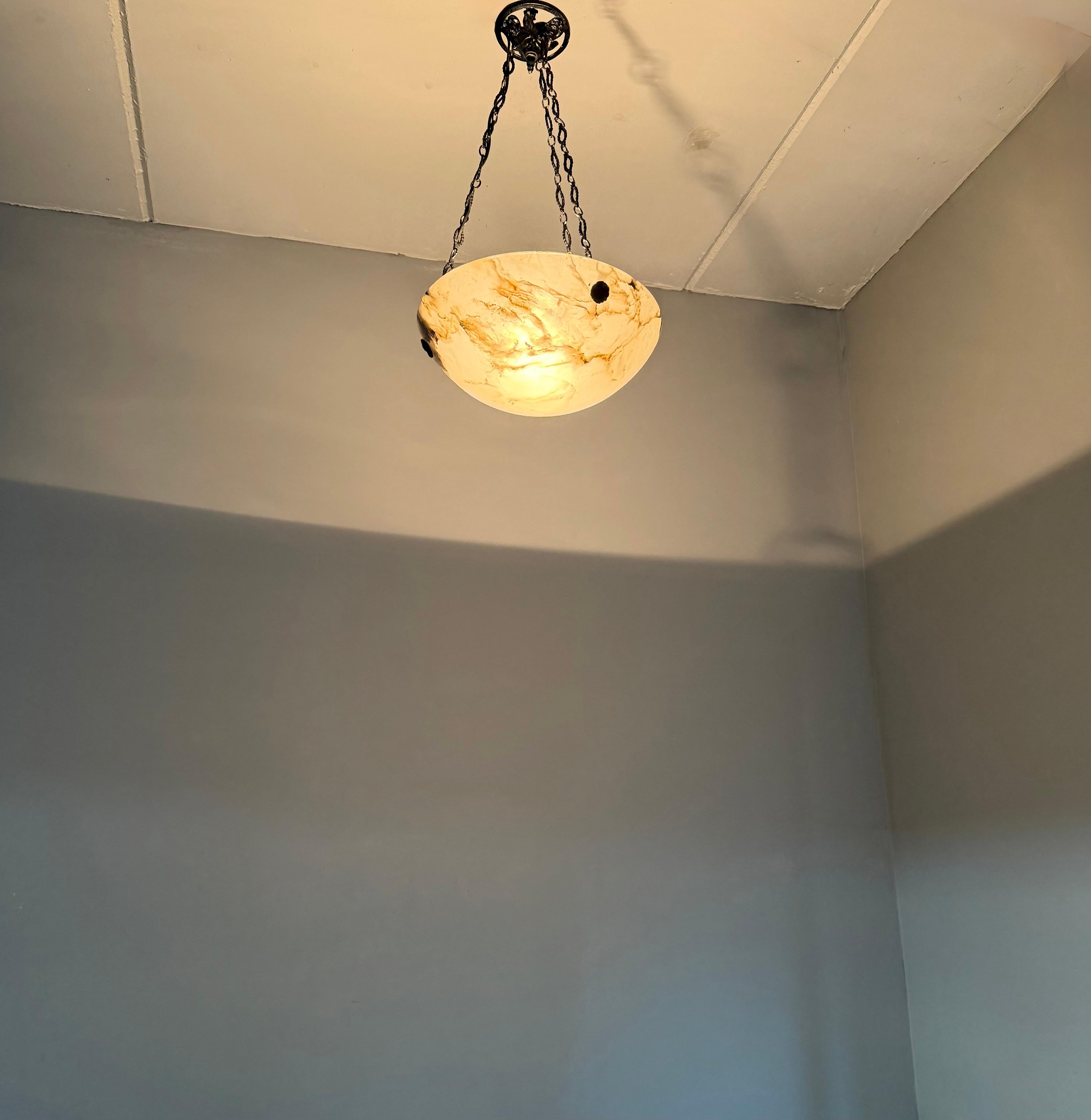 Noirci Petit luminaire Art Déco en albâtre blanc avec chaînes et baldaquin, de style Timeless-art en vente