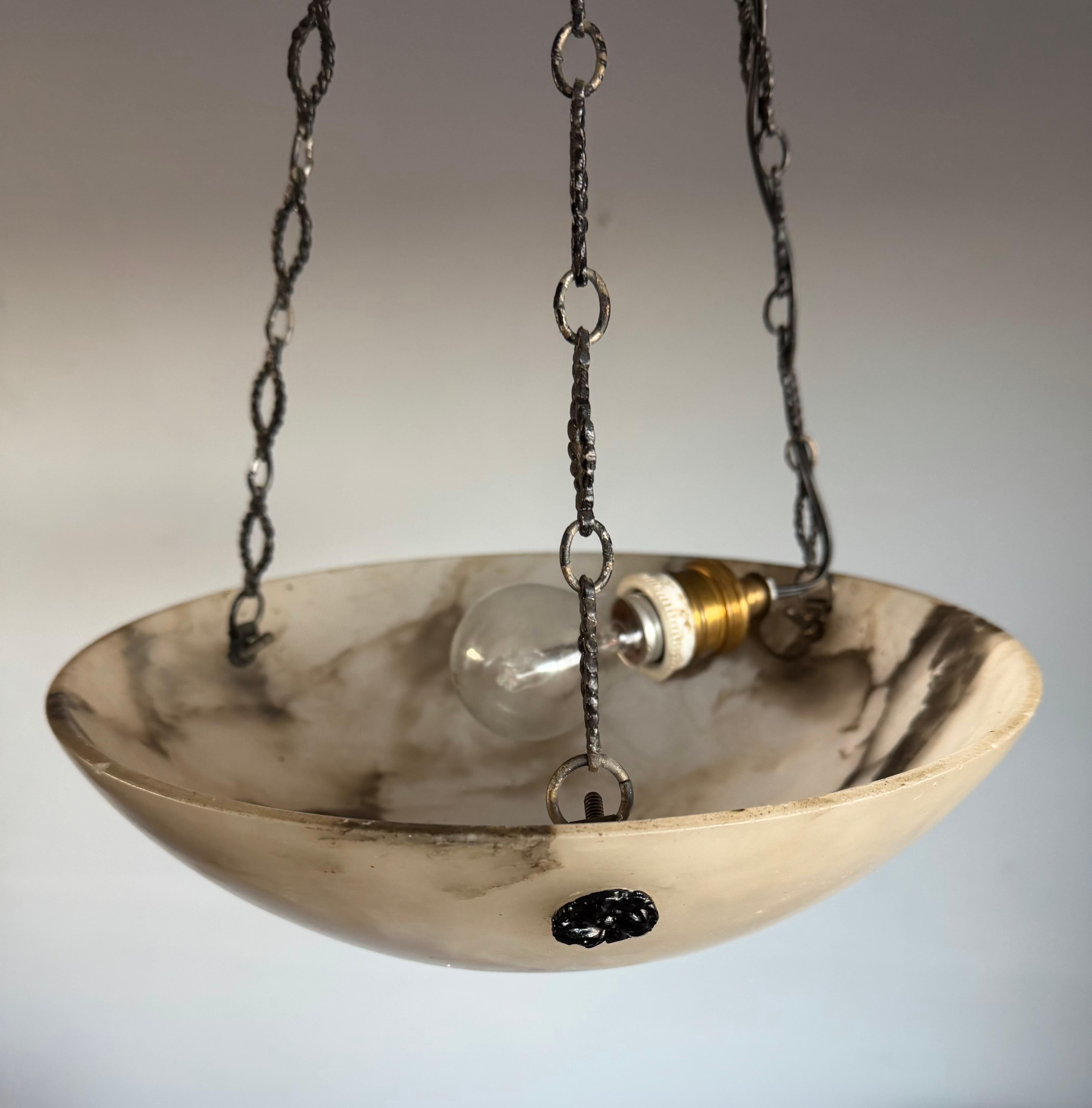 Petit luminaire Art Déco en albâtre blanc avec chaînes et baldaquin, de style Timeless-art Bon état - En vente à Lisse, NL