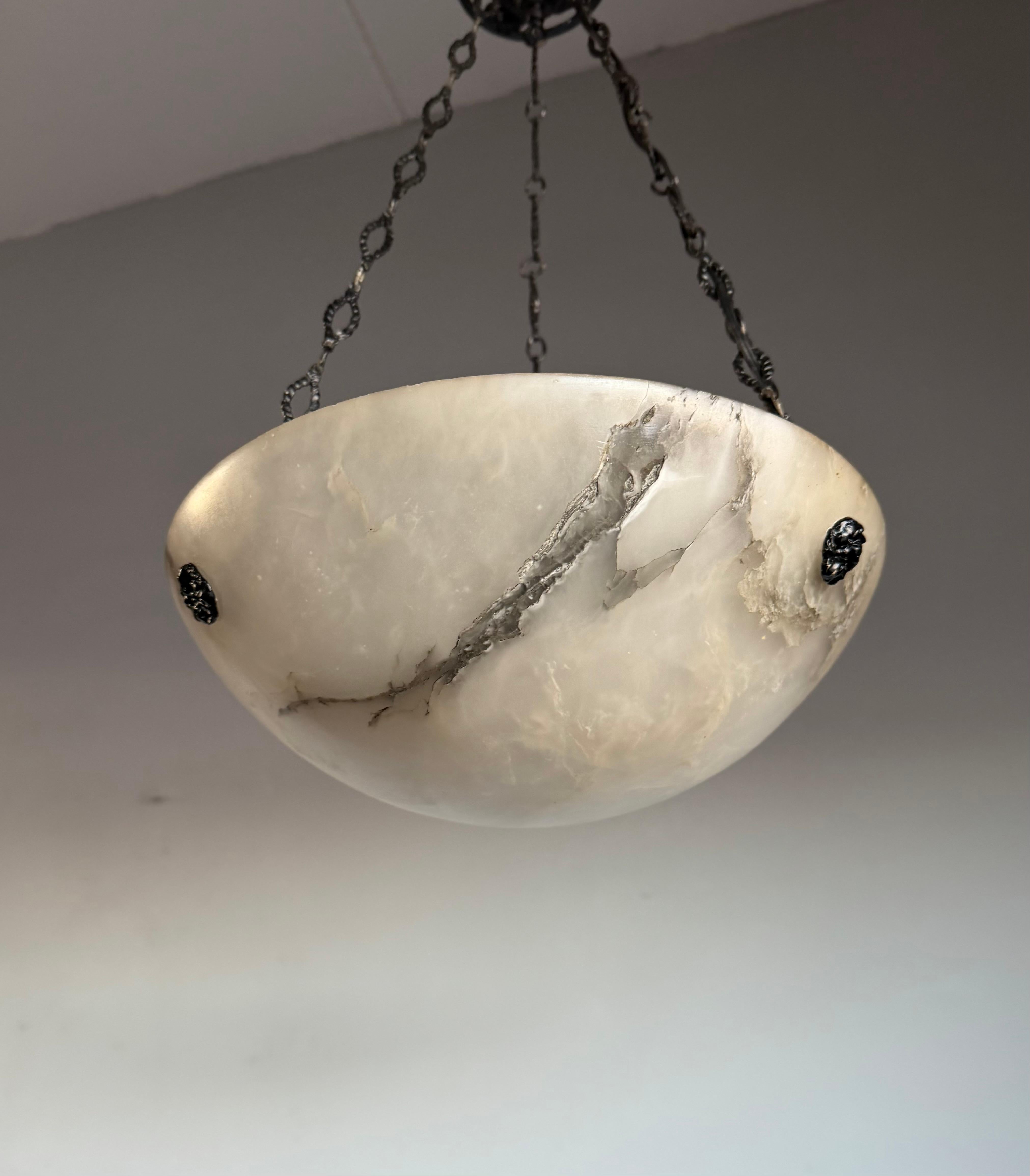 Albâtre Petit luminaire Art Déco en albâtre blanc avec chaînes et baldaquin, de style Timeless-art en vente