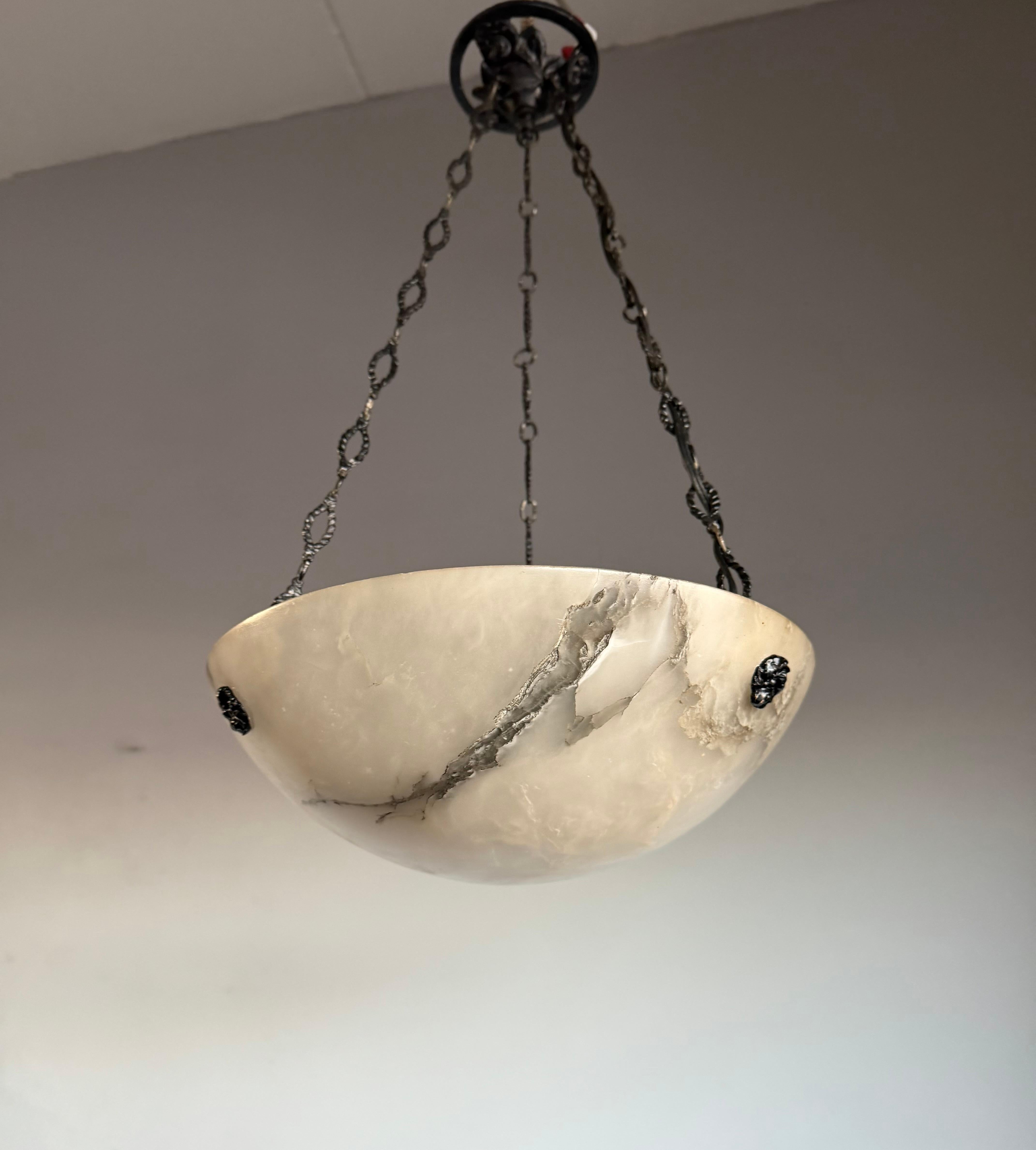 Petit luminaire Art Déco en albâtre blanc avec chaînes et baldaquin, de style Timeless-art en vente 1