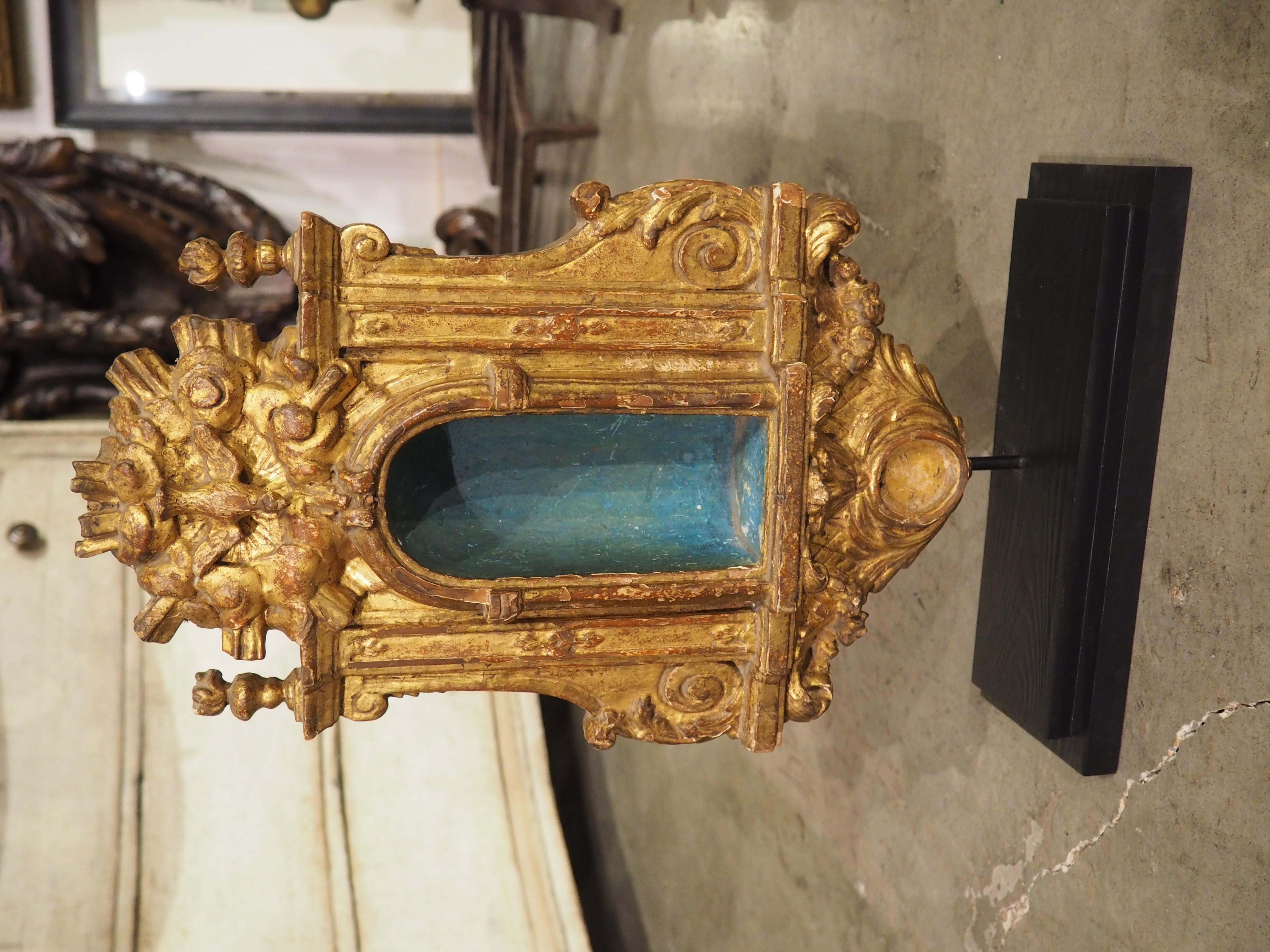 Kleine und einzigartige italienische Altar Niche aus Giltwood aus dem 18. Jahrhundert auf Stand im Angebot 3