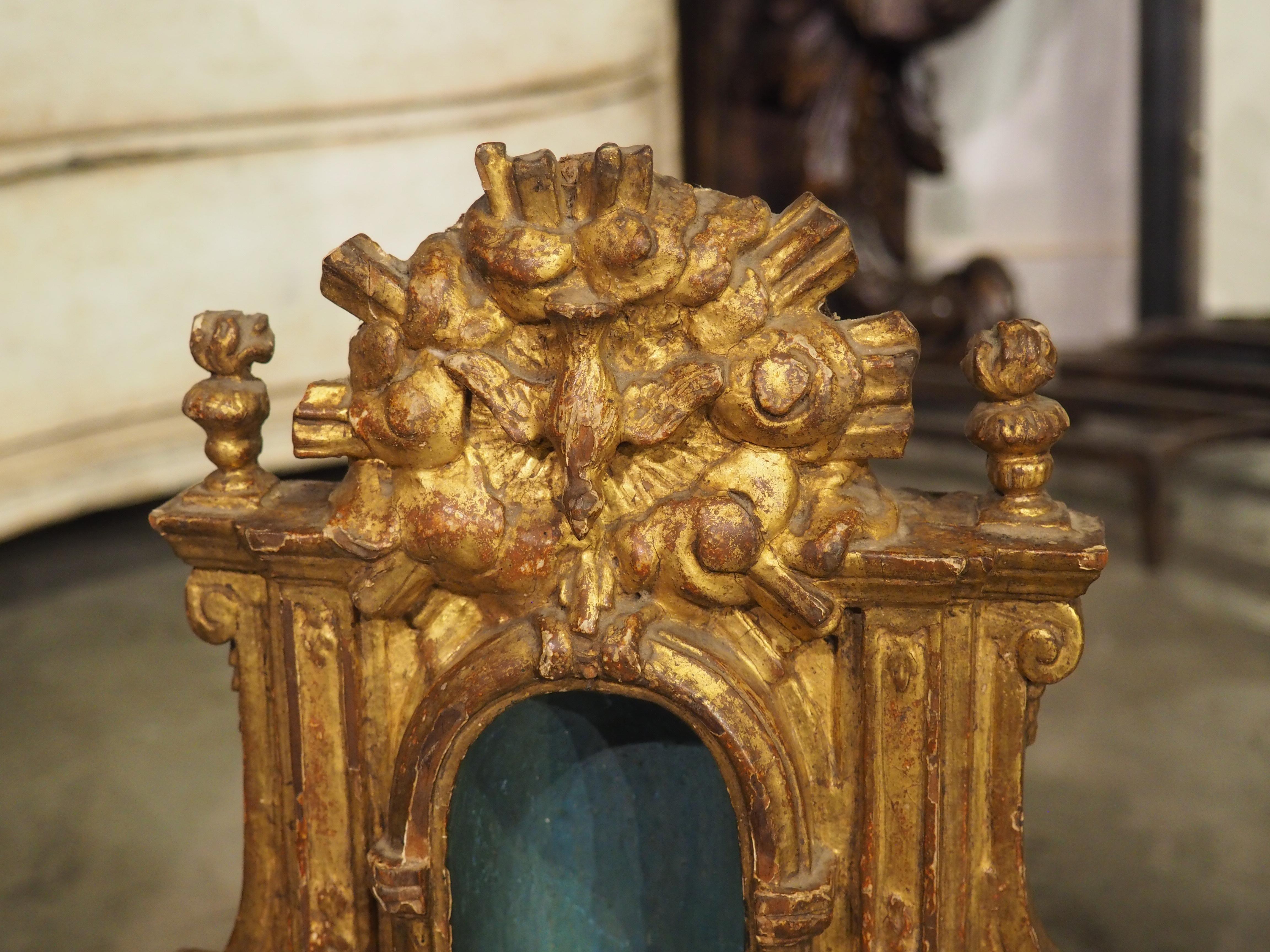Kleine und einzigartige italienische Altar Niche aus Giltwood aus dem 18. Jahrhundert auf Stand im Angebot 4