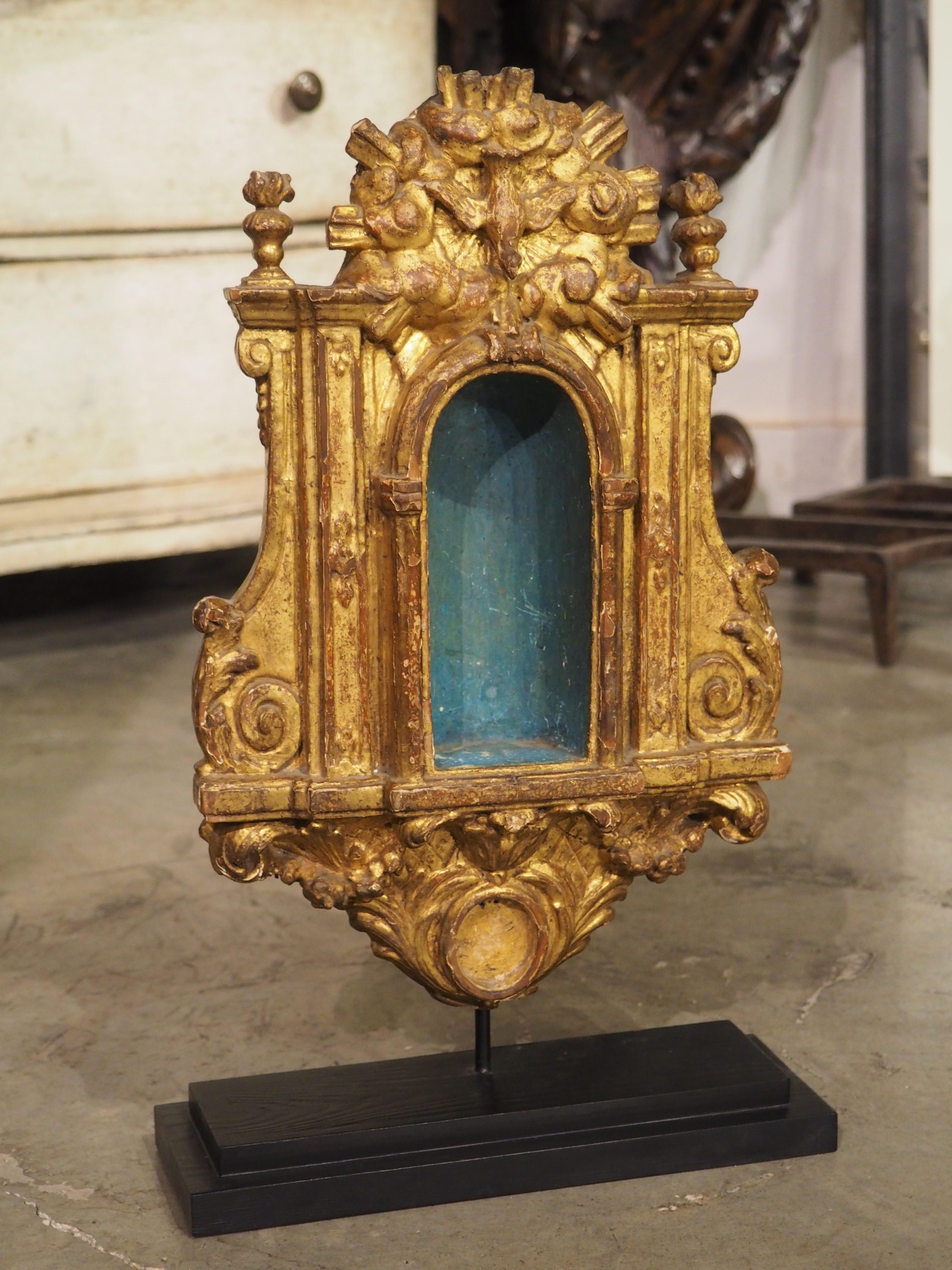 Kleine und einzigartige italienische Altar Niche aus Giltwood aus dem 18. Jahrhundert auf Stand im Angebot 5