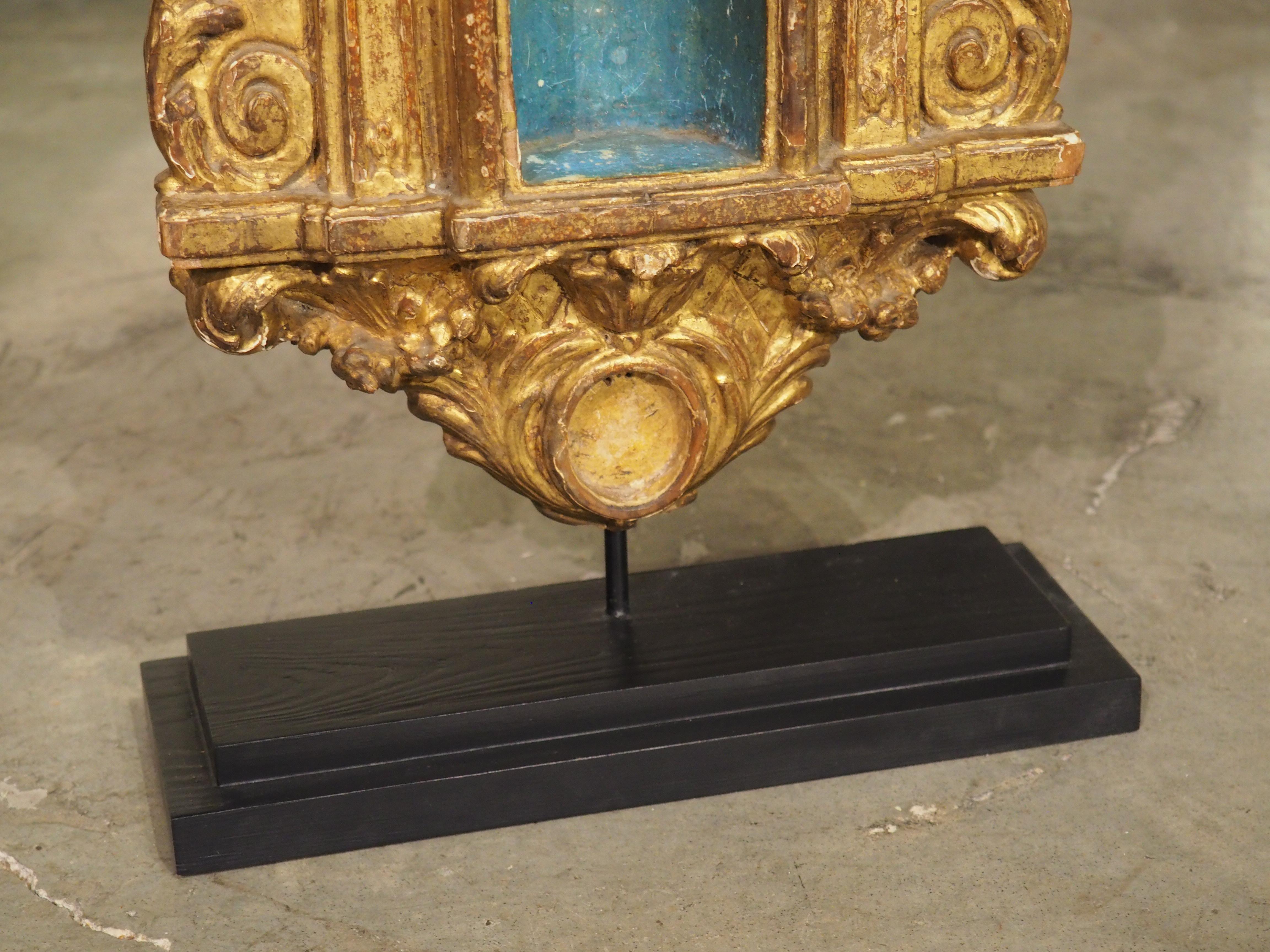 Kleine und einzigartige italienische Altar Niche aus Giltwood aus dem 18. Jahrhundert auf Stand (Italienisch) im Angebot