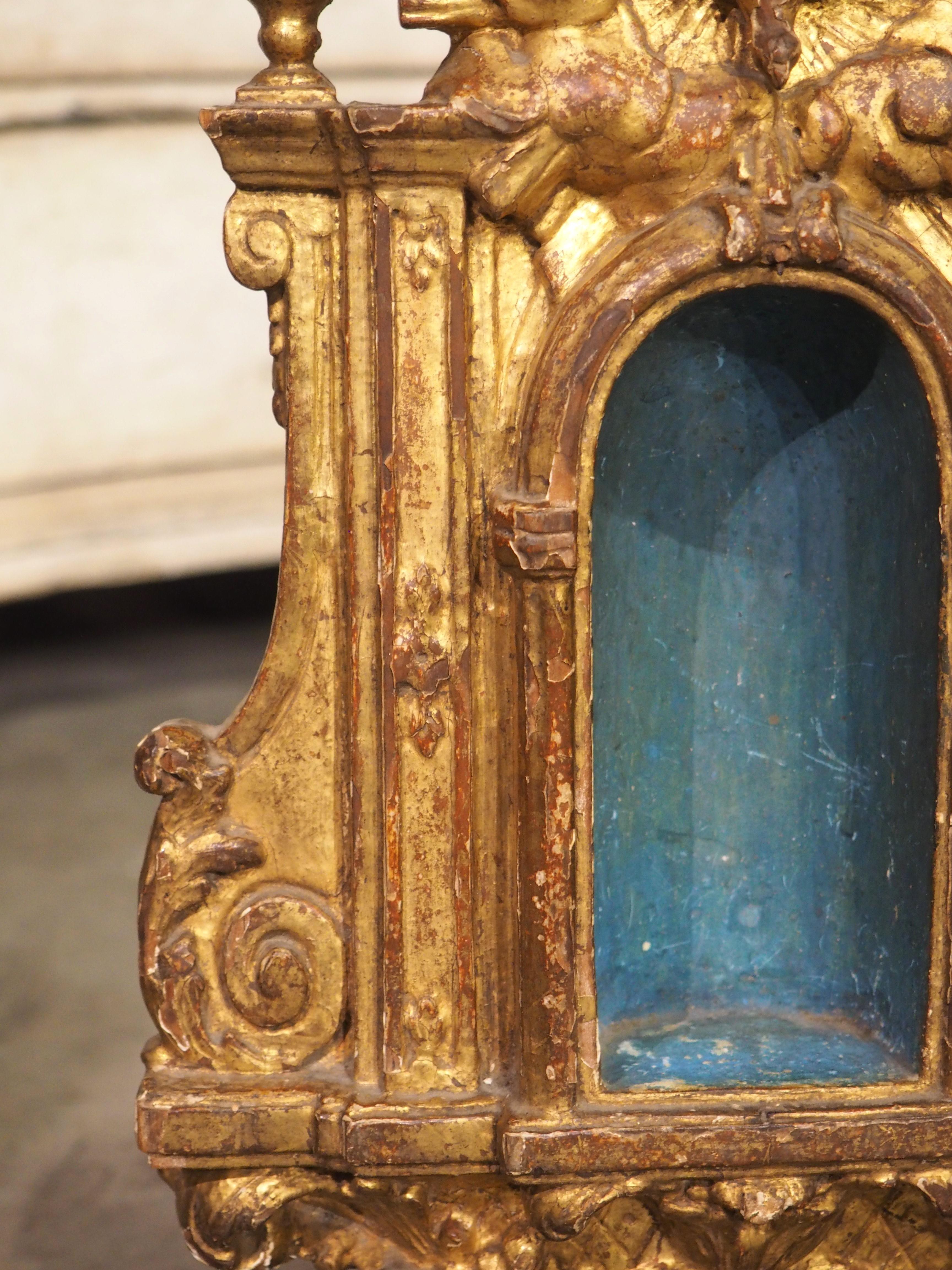 Kleine und einzigartige italienische Altar Niche aus Giltwood aus dem 18. Jahrhundert auf Stand (Handgeschnitzt) im Angebot