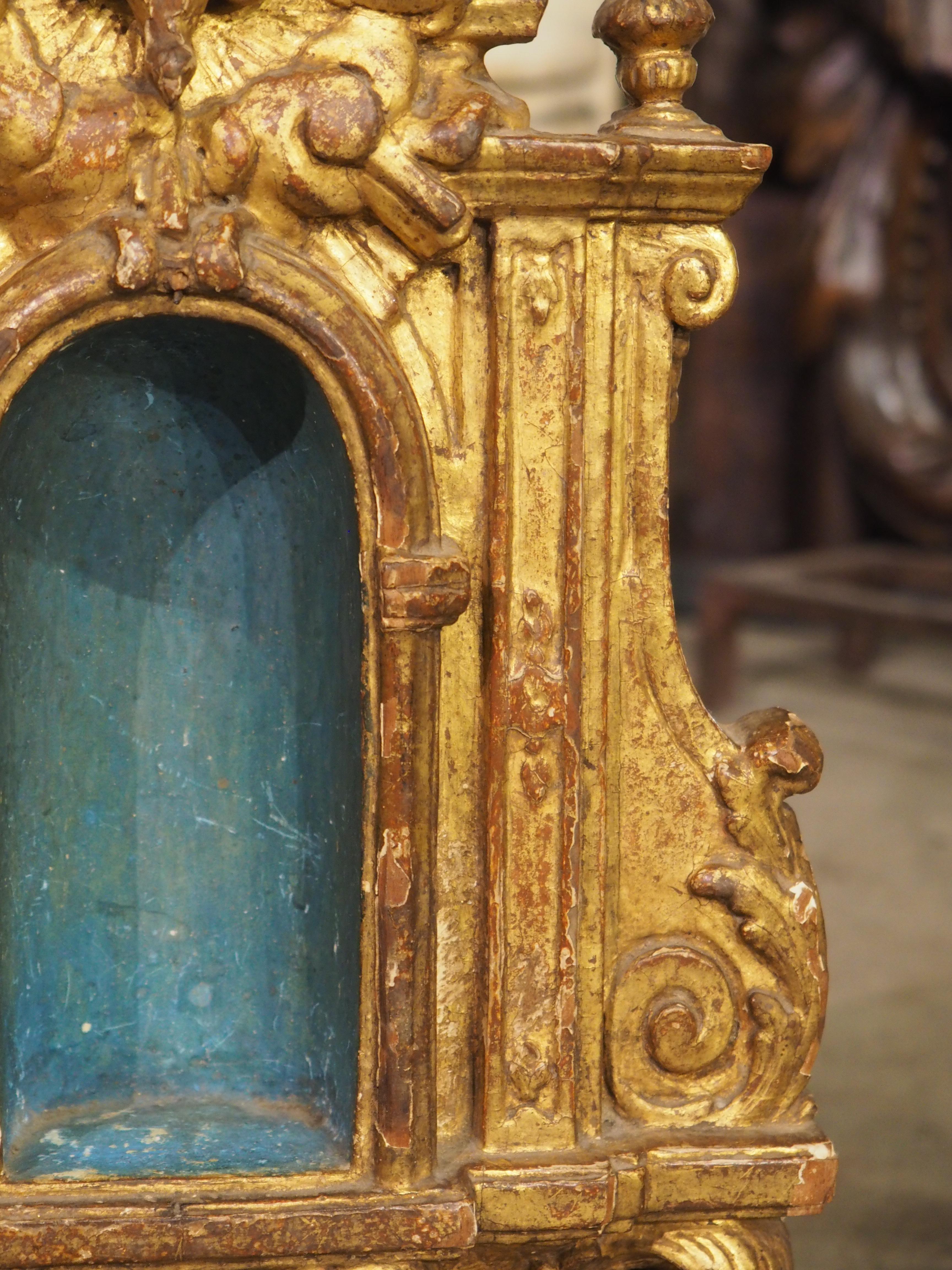 Kleine und einzigartige italienische Altar Niche aus Giltwood aus dem 18. Jahrhundert auf Stand im Zustand „Gut“ im Angebot in Dallas, TX