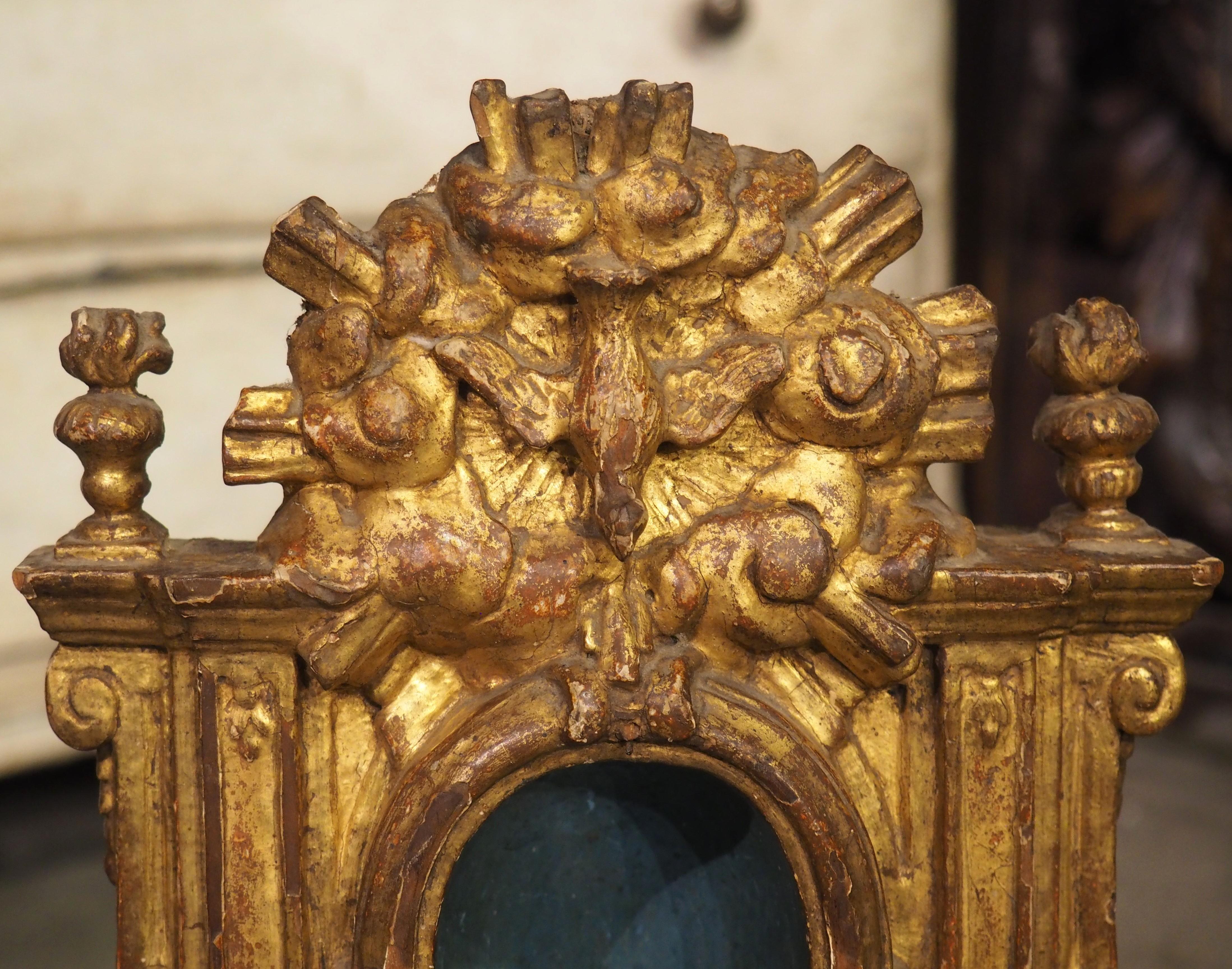 Kleine und einzigartige italienische Altar Niche aus Giltwood aus dem 18. Jahrhundert auf Stand (18. Jahrhundert und früher) im Angebot