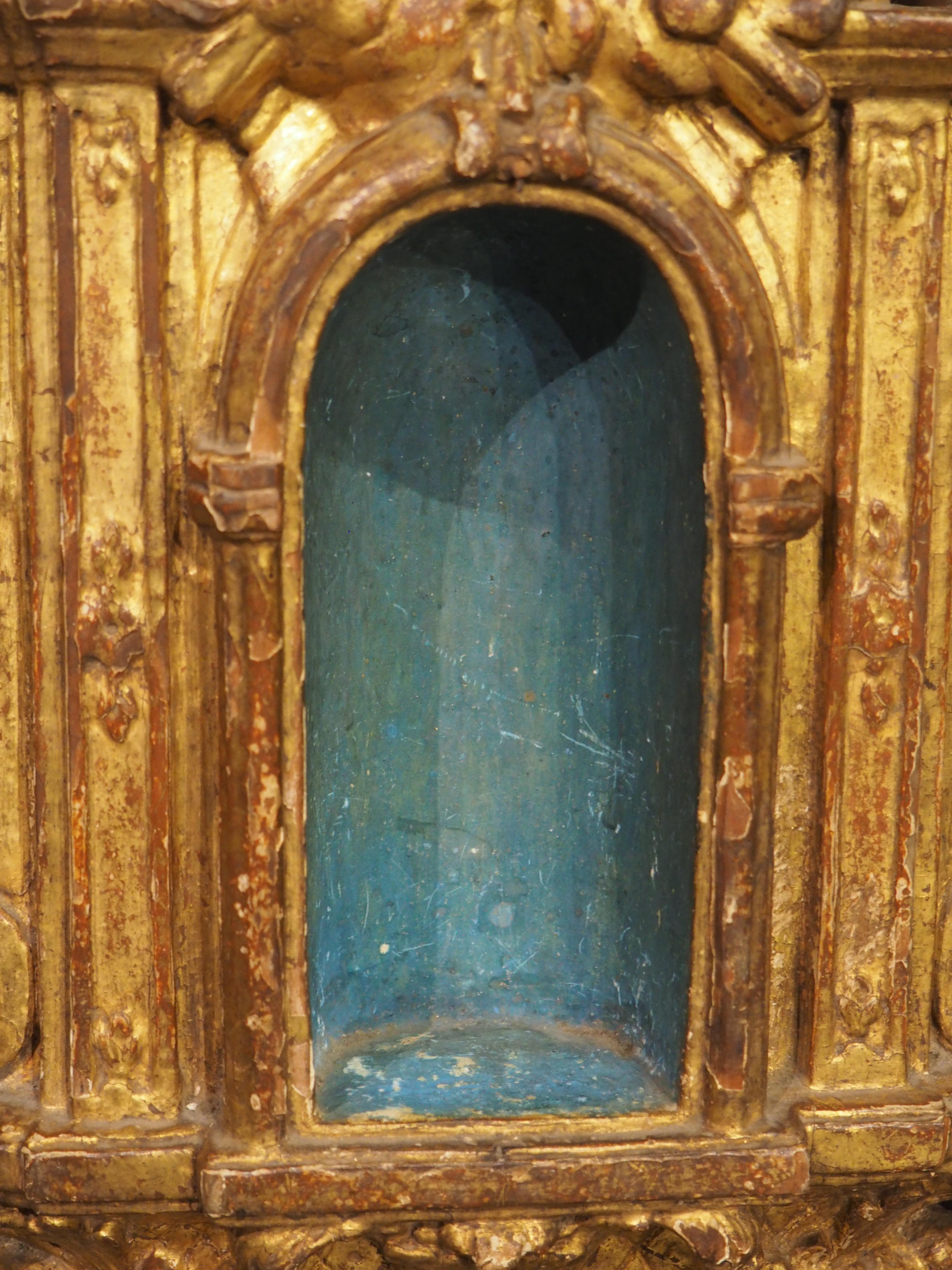 Kleine und einzigartige italienische Altar Niche aus Giltwood aus dem 18. Jahrhundert auf Stand (Holz) im Angebot