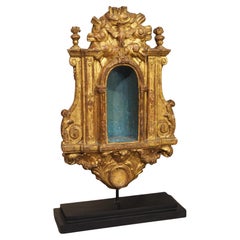 Piccola e unica nicchia d'altare in legno dorato italiano del XVIII secolo su piedistallo