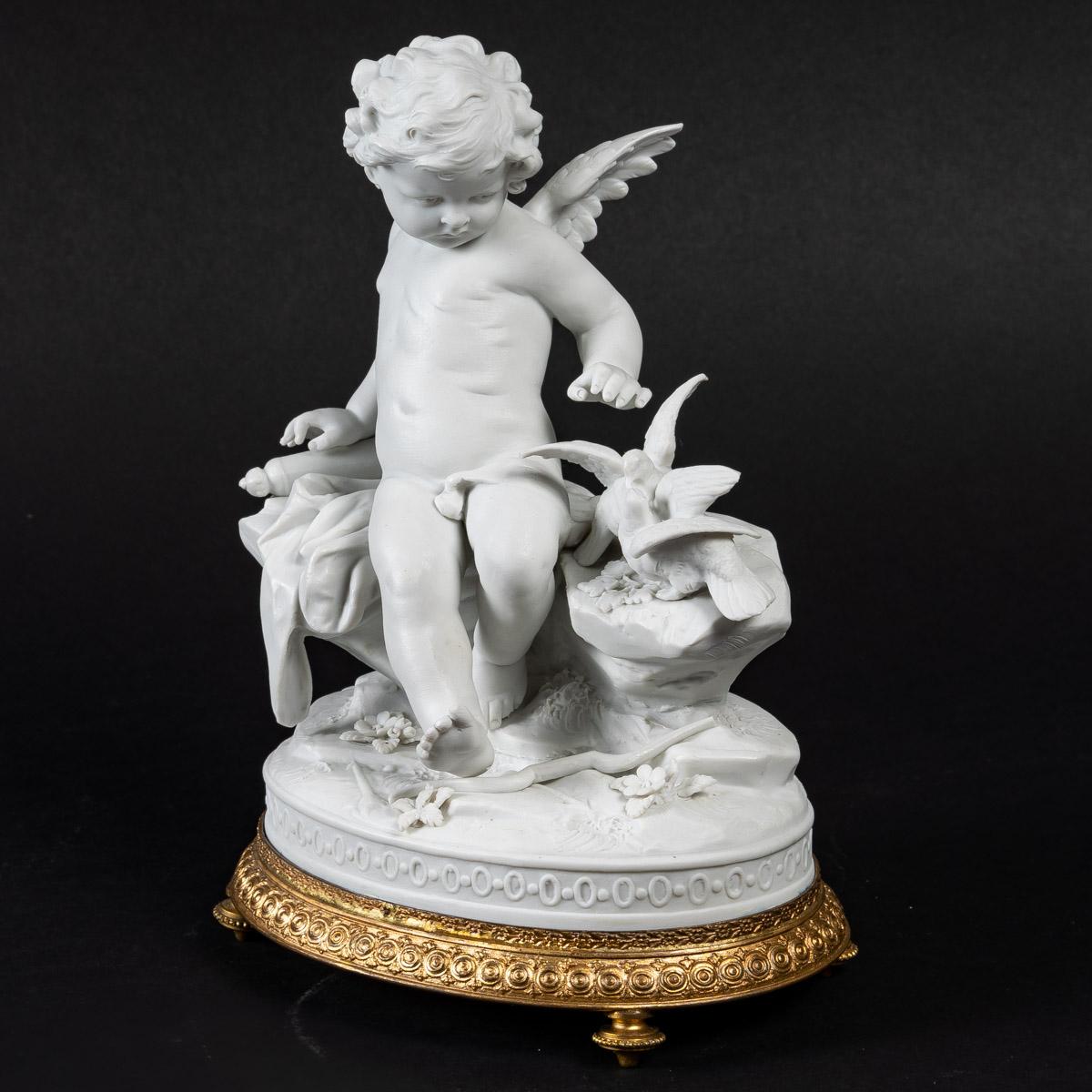 Kleiner Engel mit Vögeln in Biskuit, Ende des 19. Jahrhunderts (Porzellan) im Angebot