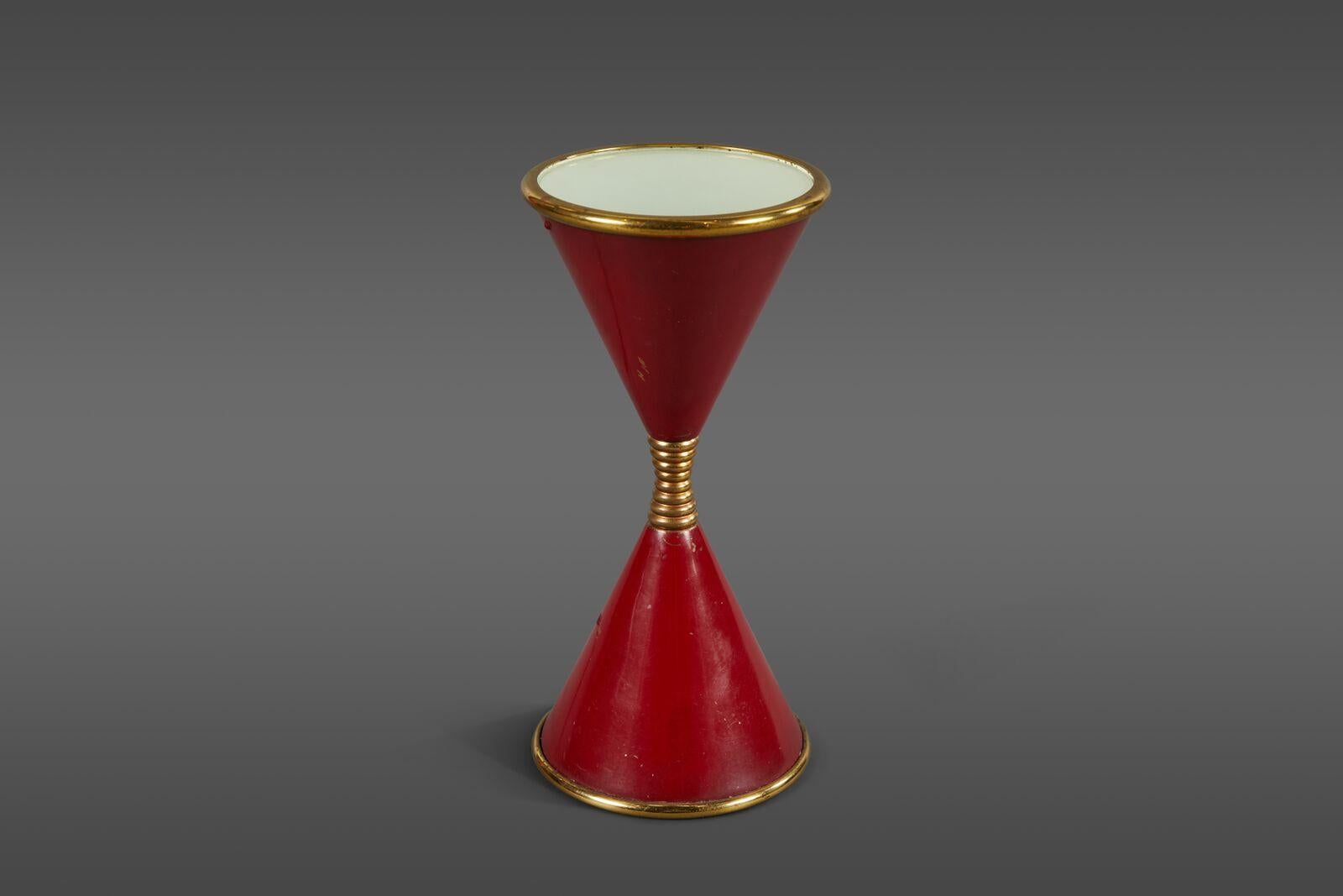 A small Angelo Lelii “Clessidra” table lamp, for Arredoluce, in red lacquered metal with brass details and a frosted glass lens. The lamp has exceptional age and character. Original switch and wiring.