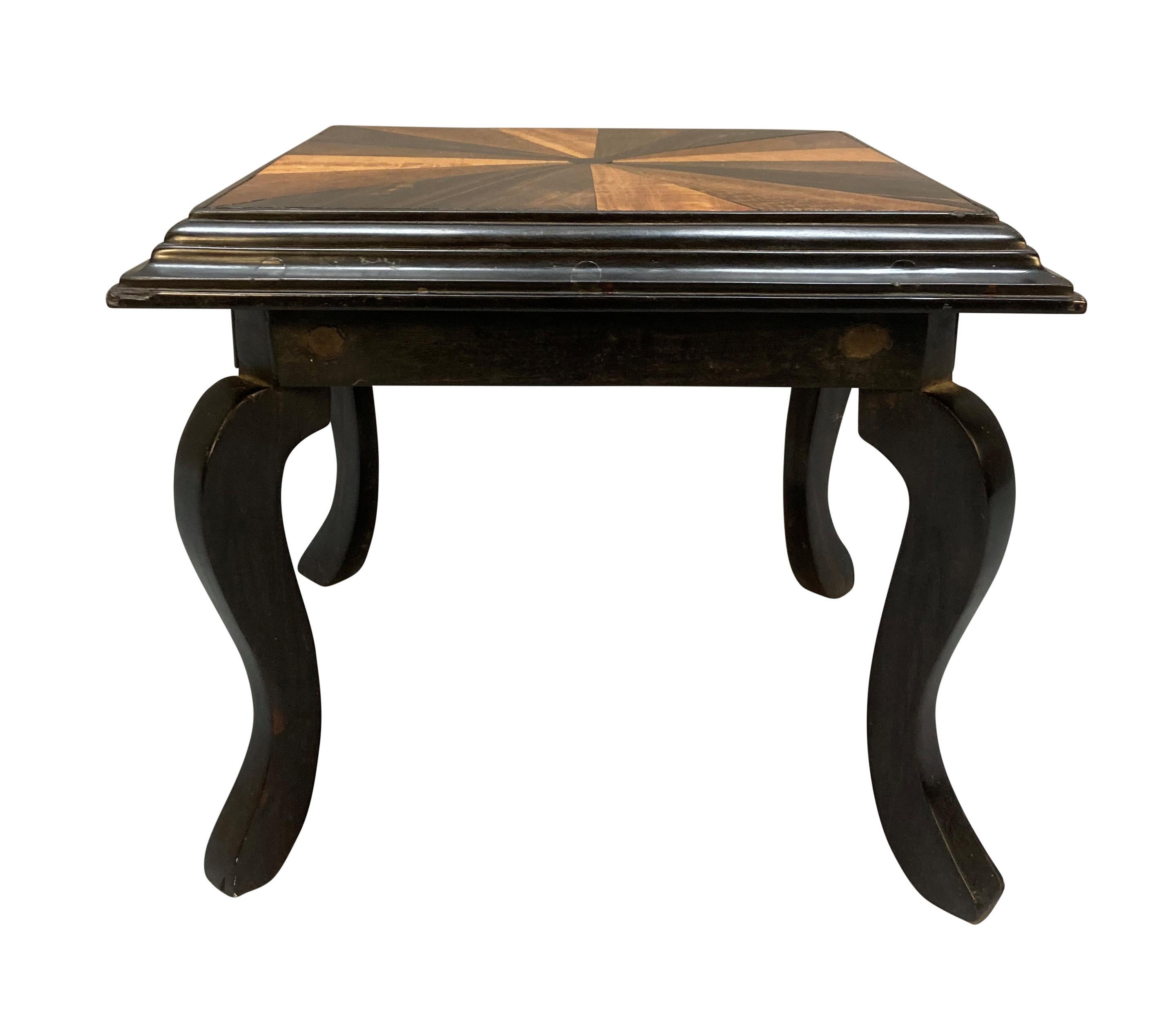 Petite table d'appoint anglo-indienne d'époque William IV en ébène massif avec plateau en marqueterie.
