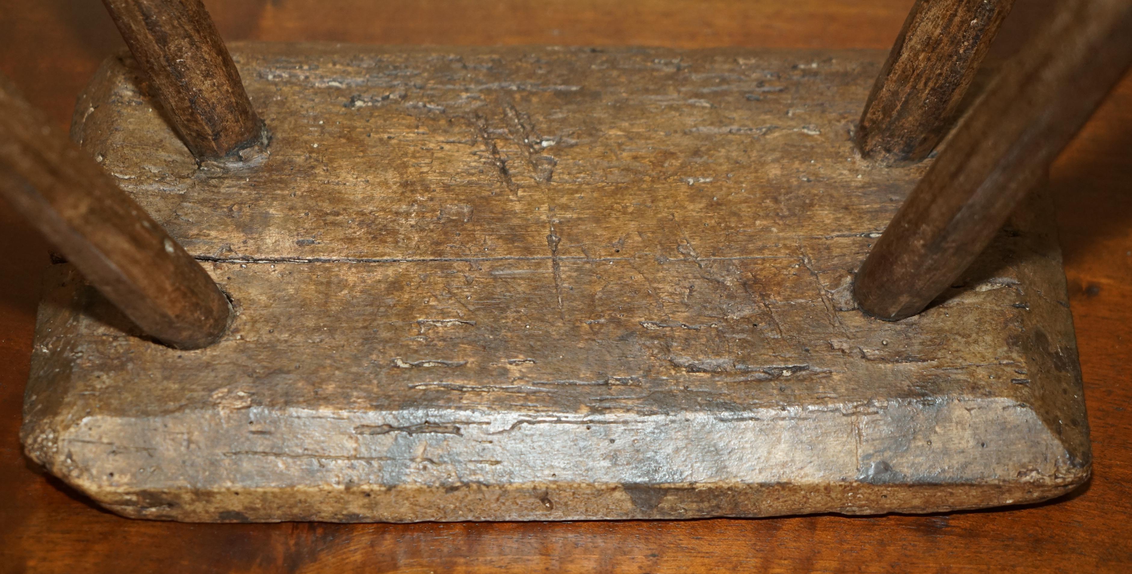 PICCOLO SGABELLO DA LATTE ANTICO DEL 1900 QUATTRO GAMBE INCISE A MANO ORIGINALE PATIANA in vendita 2