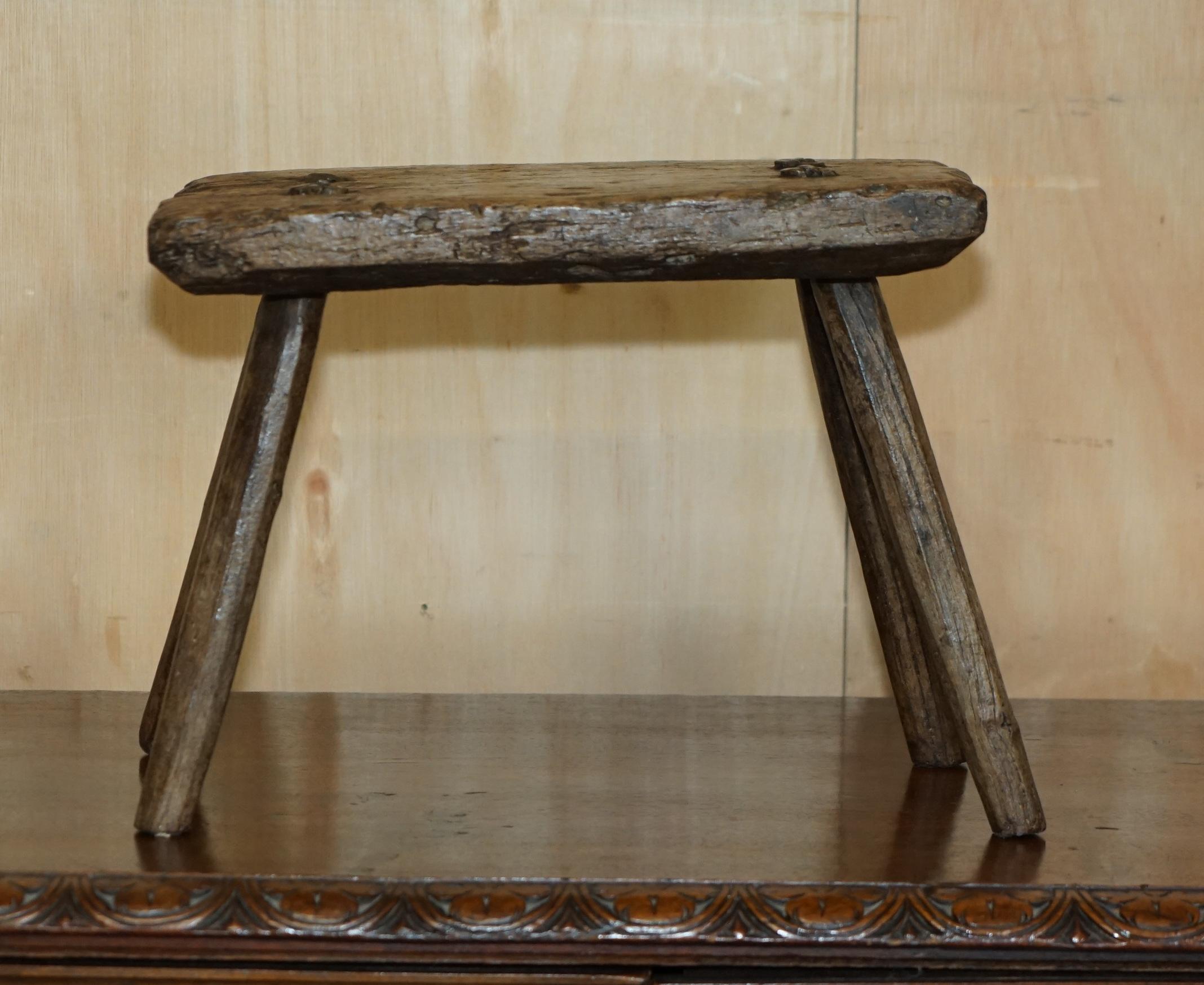 Edoardiano PICCOLO SGABELLO DA LATTE ANTICO DEL 1900 QUATTRO GAMBE INCISE A MANO ORIGINALE PATIANA in vendita