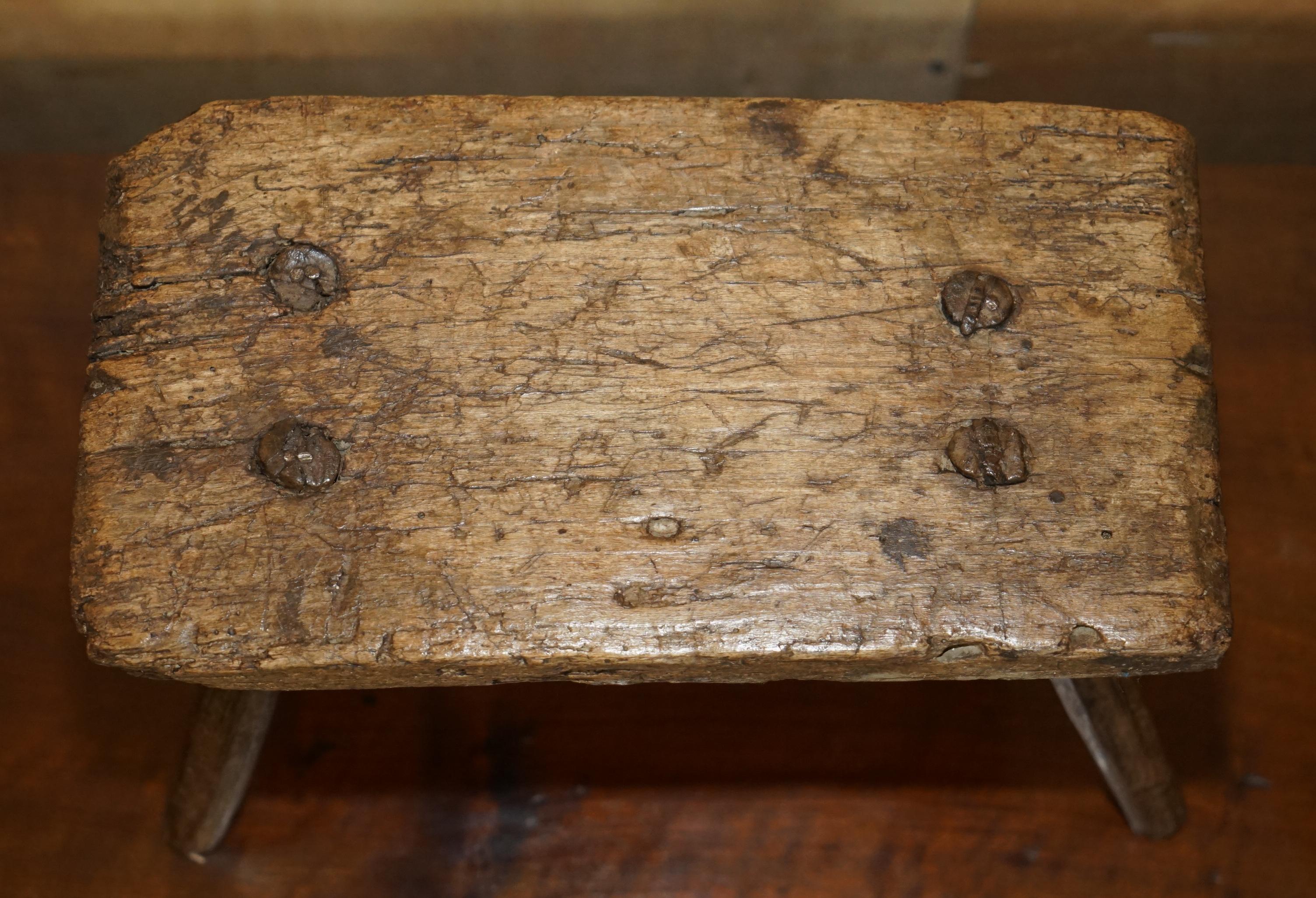 Europeo PICCOLO SGABELLO DA LATTE ANTICO DEL 1900 QUATTRO GAMBE INCISE A MANO ORIGINALE PATIANA in vendita
