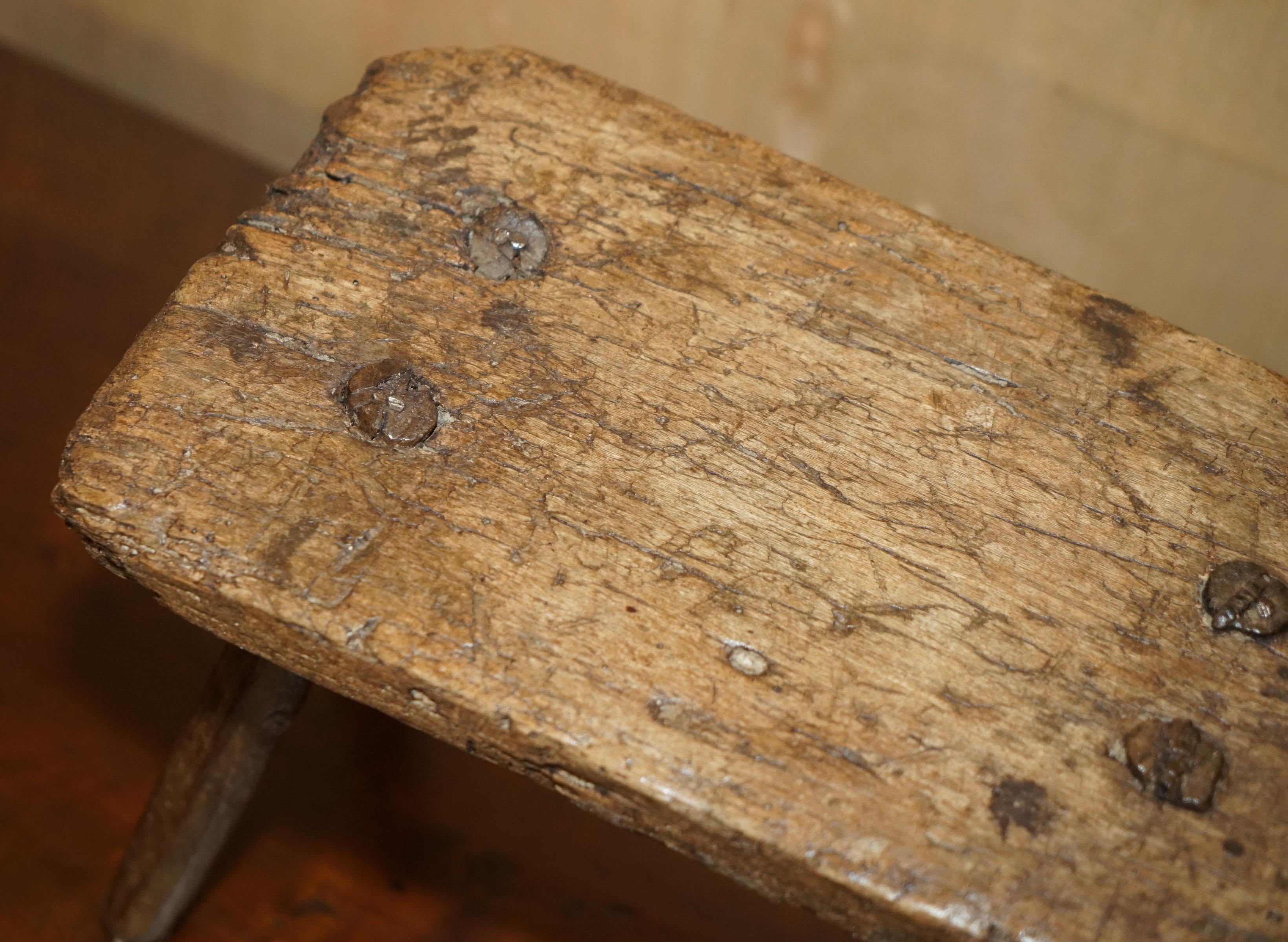 Fatto a mano PICCOLO SGABELLO DA LATTE ANTICO DEL 1900 QUATTRO GAMBE INCISE A MANO ORIGINALE PATIANA in vendita