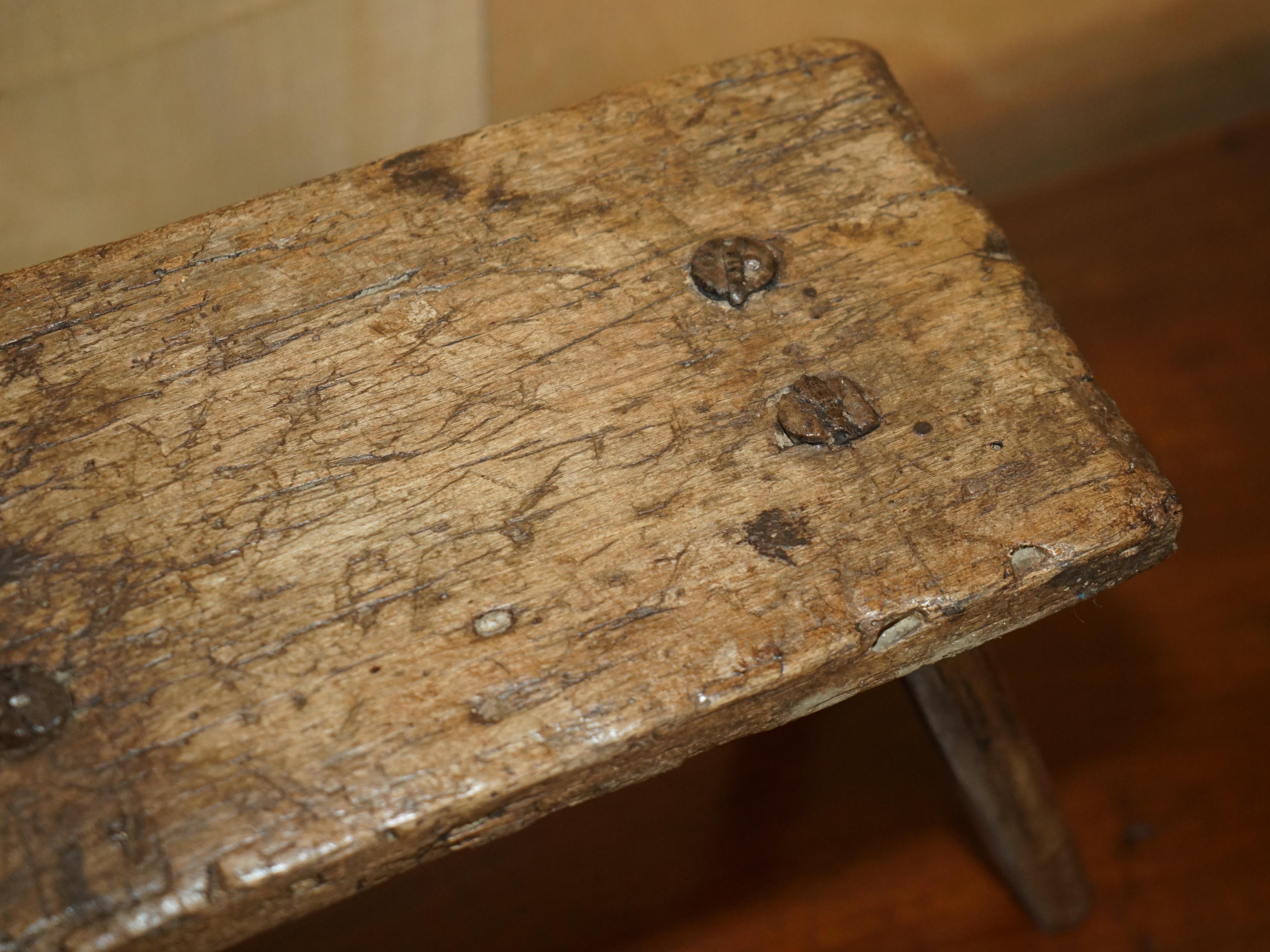 PICCOLO SGABELLO DA LATTE ANTICO DEL 1900 QUATTRO GAMBE INCISE A MANO ORIGINALE PATIANA In condizioni buone in vendita a West Sussex, Pulborough