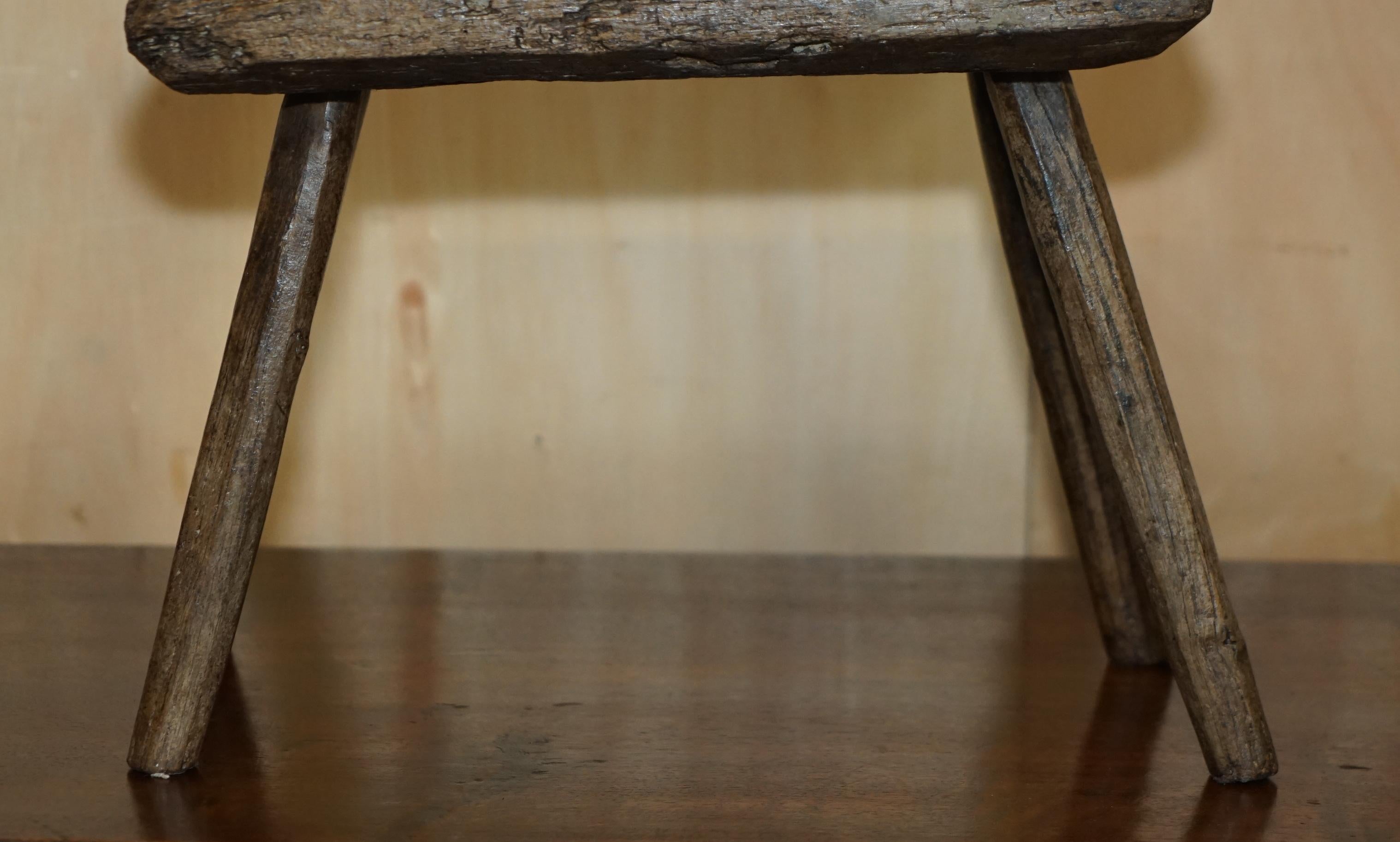 Inizio XX secolo PICCOLO SGABELLO DA LATTE ANTICO DEL 1900 QUATTRO GAMBE INCISE A MANO ORIGINALE PATIANA in vendita