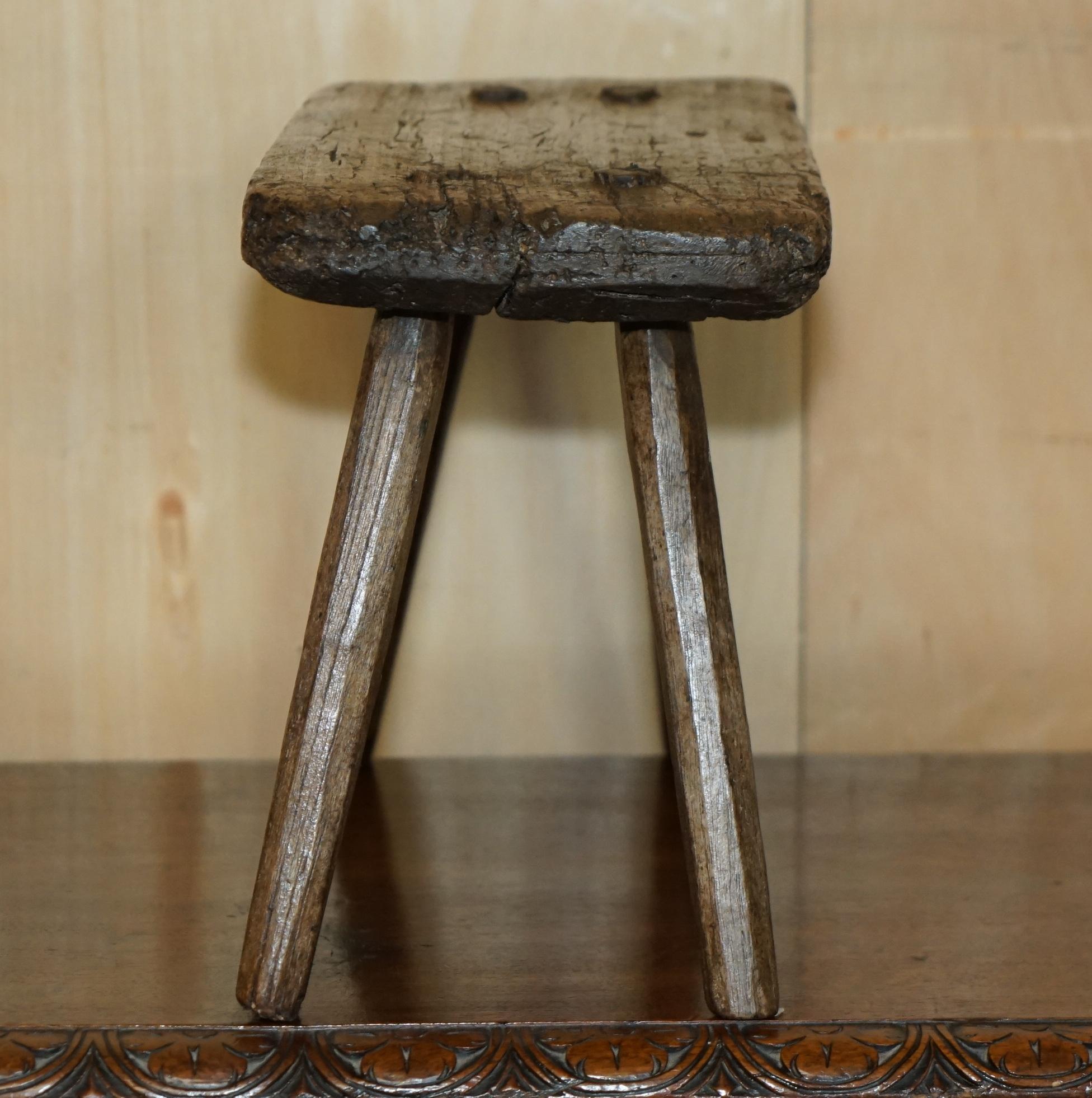 Legno PICCOLO SGABELLO DA LATTE ANTICO DEL 1900 QUATTRO GAMBE INCISE A MANO ORIGINALE PATIANA in vendita