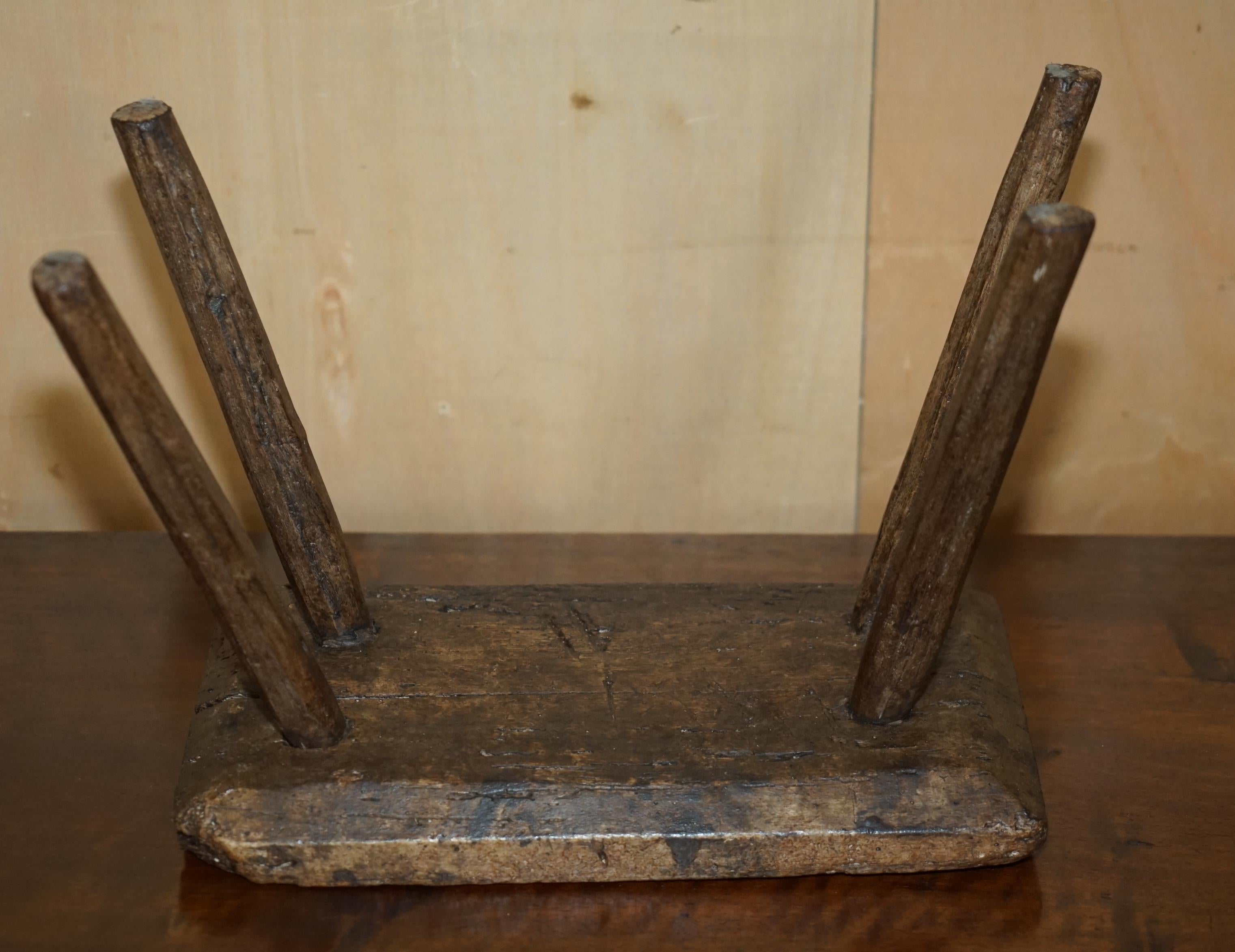 PICCOLO SGABELLO DA LATTE ANTICO DEL 1900 QUATTRO GAMBE INCISE A MANO ORIGINALE PATIANA in vendita 1