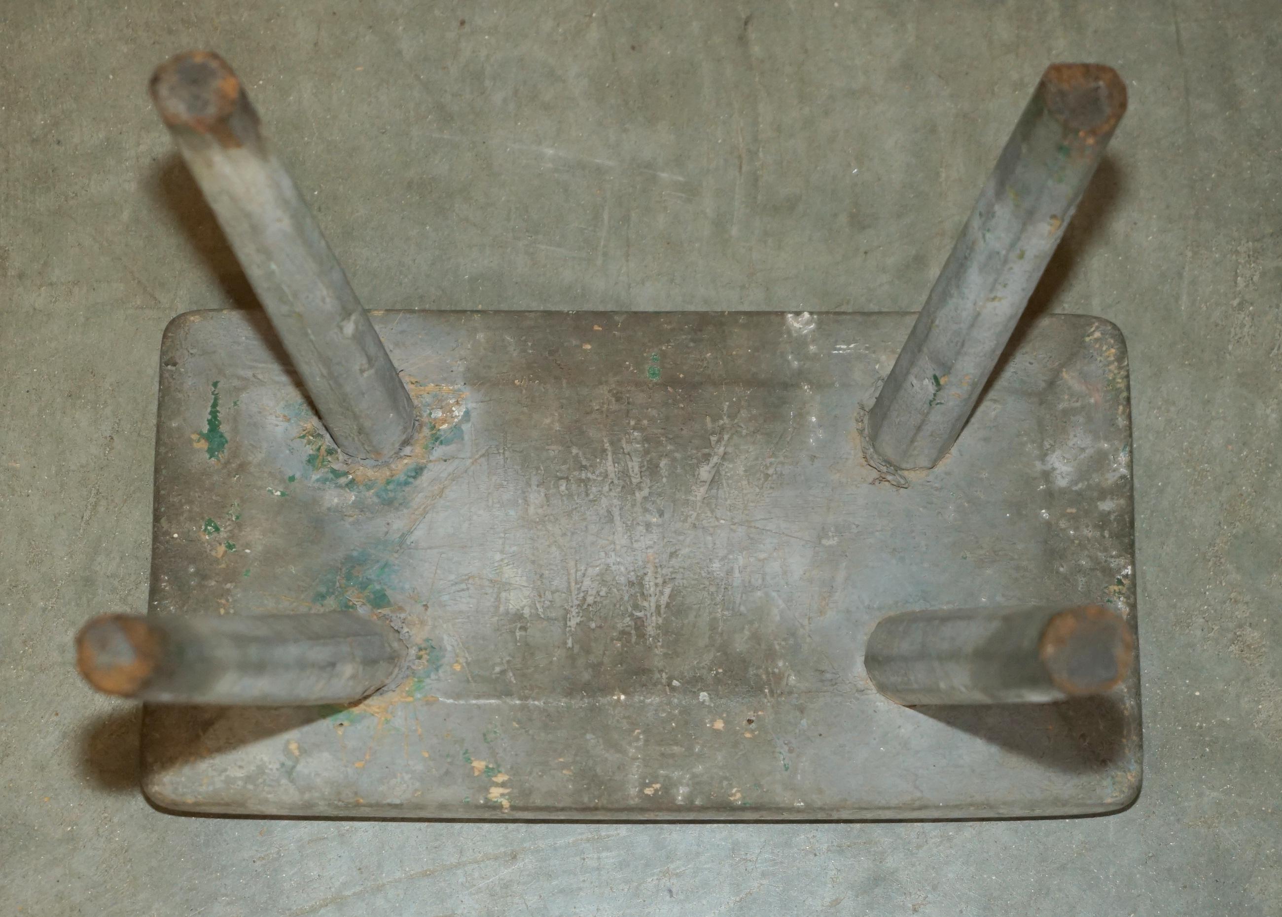 PICCOLO SGABELLO DA LATTE ORIGINALE DEL 1900 CON QUATTRO GAMBE INCISSE A MANO in vendita 2