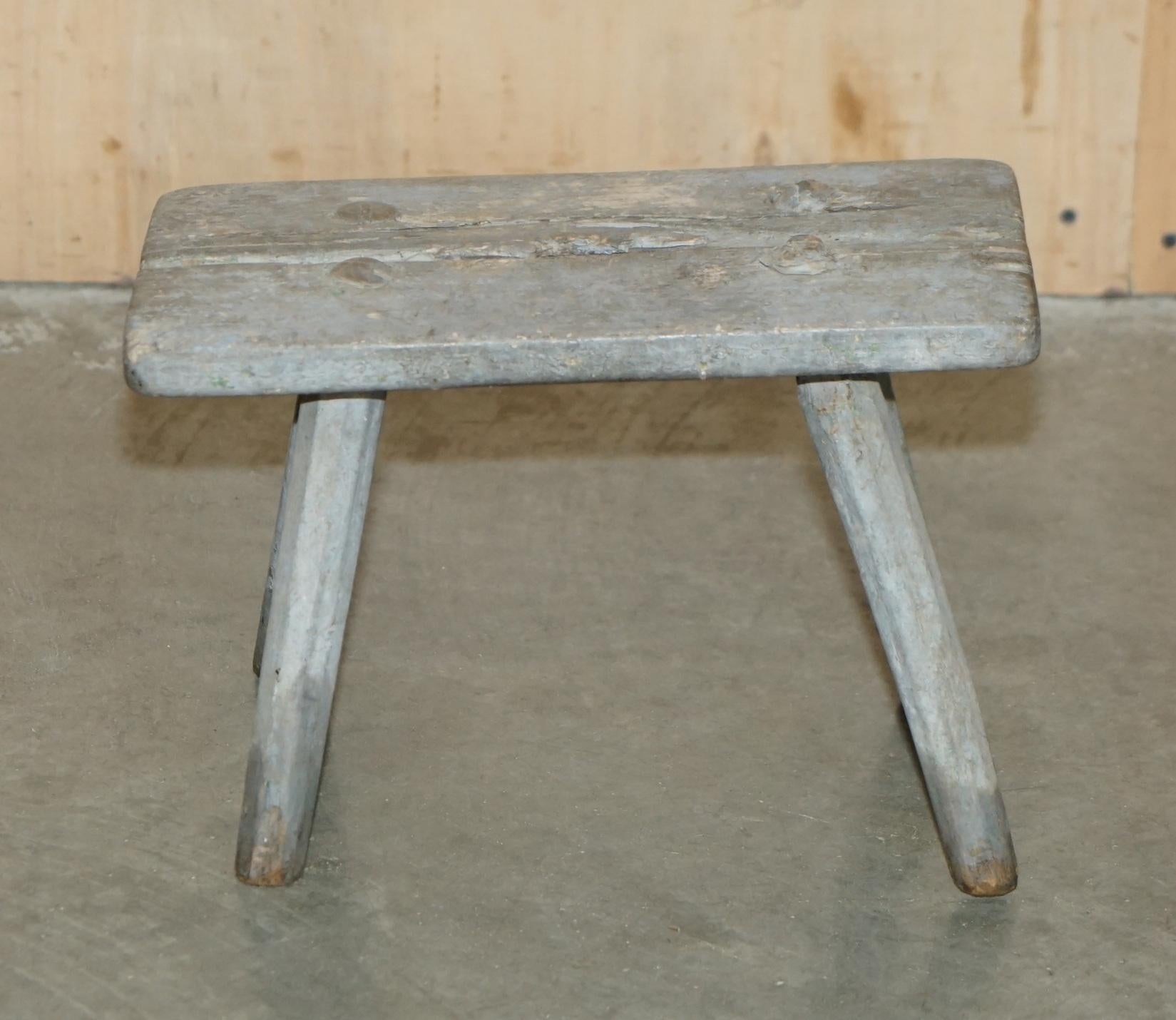 Edoardiano PICCOLO SGABELLO DA LATTE ORIGINALE DEL 1900 CON QUATTRO GAMBE INCISSE A MANO in vendita