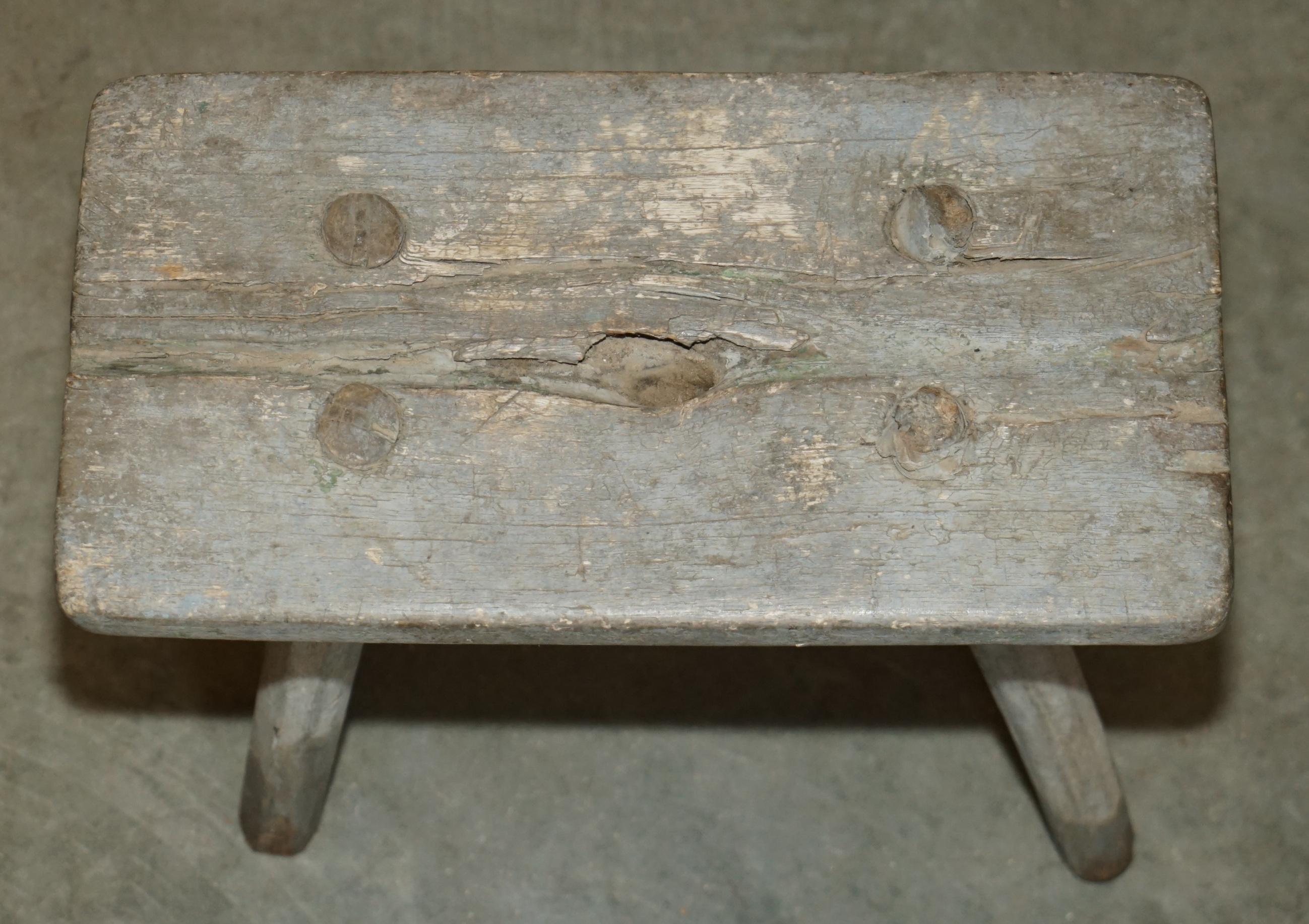Europeo PICCOLO SGABELLO DA LATTE ORIGINALE DEL 1900 CON QUATTRO GAMBE INCISSE A MANO in vendita