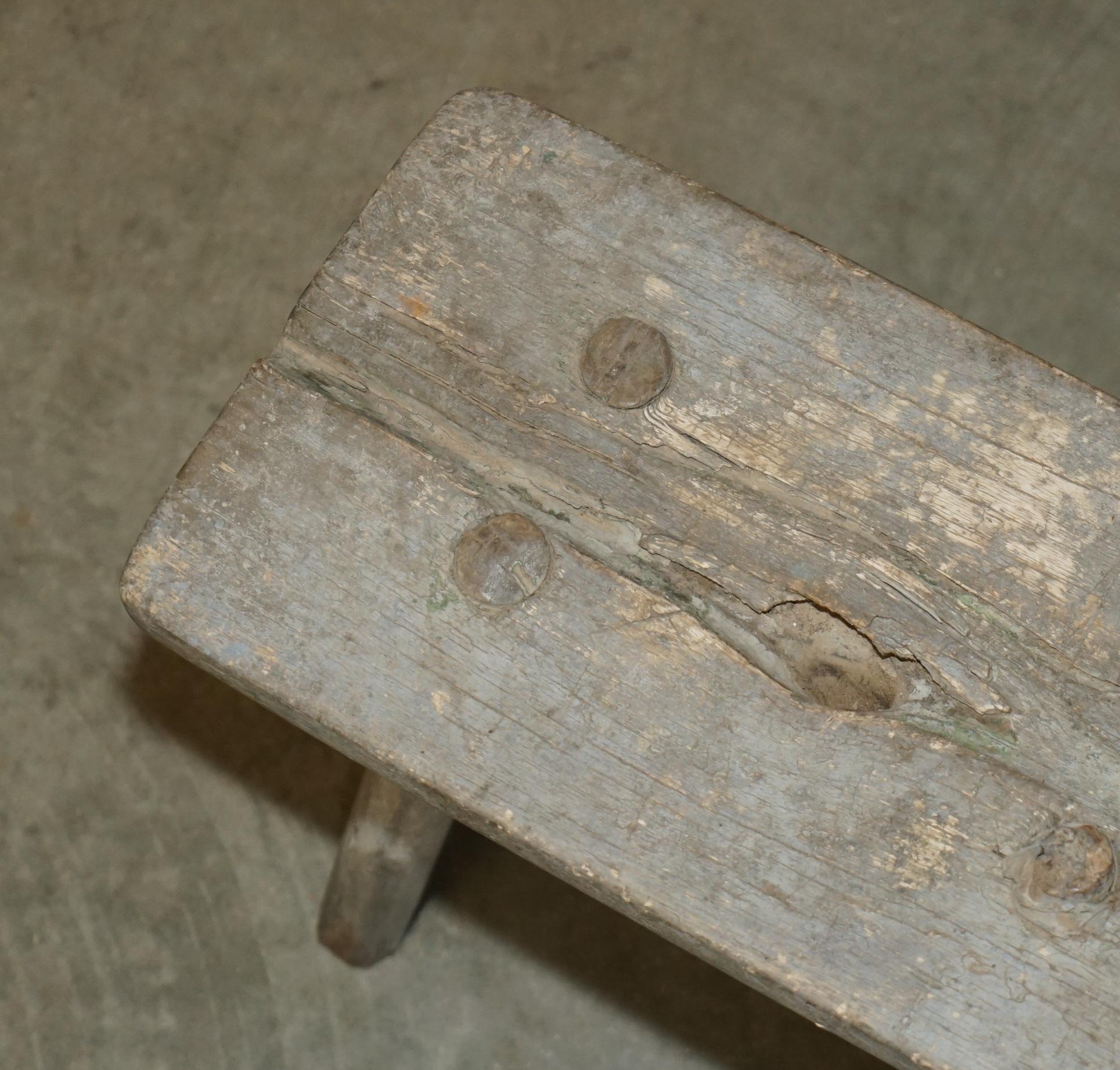 Fatto a mano PICCOLO SGABELLO DA LATTE ORIGINALE DEL 1900 CON QUATTRO GAMBE INCISSE A MANO in vendita