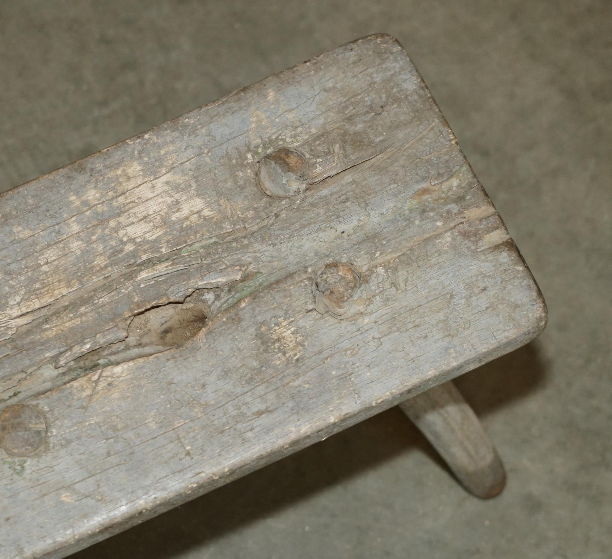 PICCOLO SGABELLO DA LATTE ORIGINALE DEL 1900 CON QUATTRO GAMBE INCISSE A MANO In condizioni buone in vendita a West Sussex, Pulborough